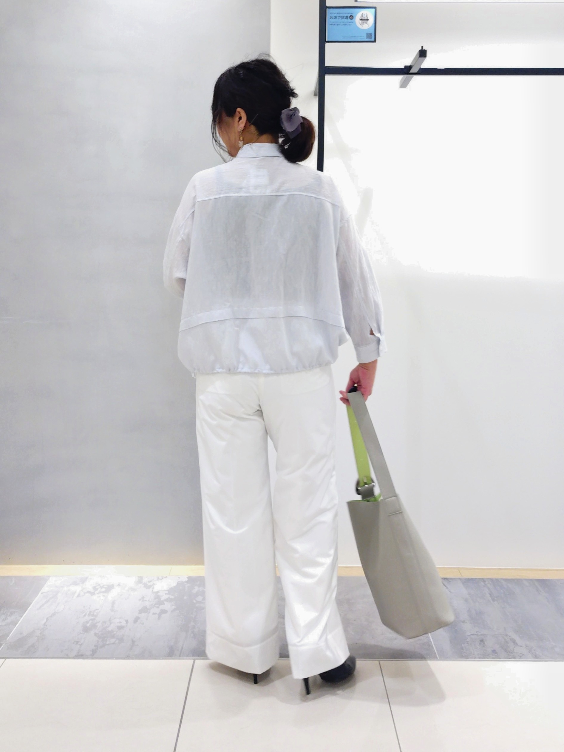 TOMOMIさんの「INDIVI｜【撥水／UVケア／SETUP可能】軽量ベルト付ワイドストレートパンツ」を使ったコーディネート