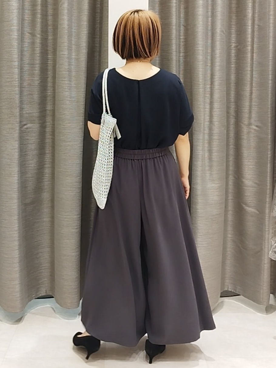 s u g iさんの「UNTITLED｜【前後2WAY/はっ水/セットアップ可】リラクシーフレンチスリーブブラウス」を使ったコーディネート