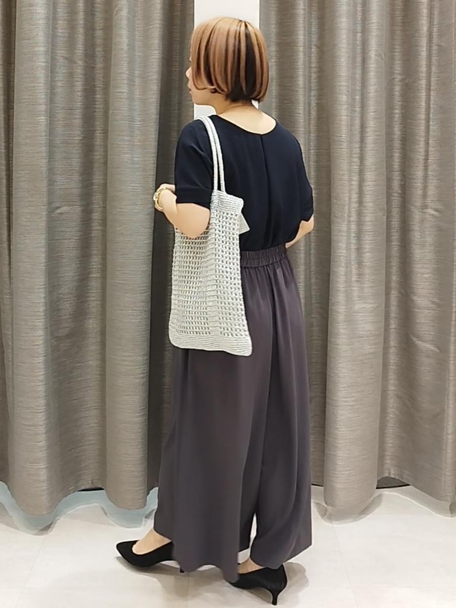 s u g iさんの「UNTITLED｜【前後2WAY/はっ水/セットアップ可】リラクシーフレンチスリーブブラウス」を使ったコーディネート