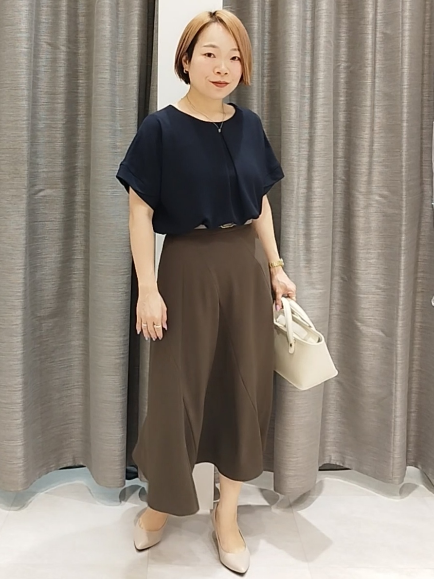 s u g iさんの「UNTITLED｜【前後2WAY/はっ水/セットアップ可】リラクシーフレンチスリーブブラウス」を使ったコーディネート
