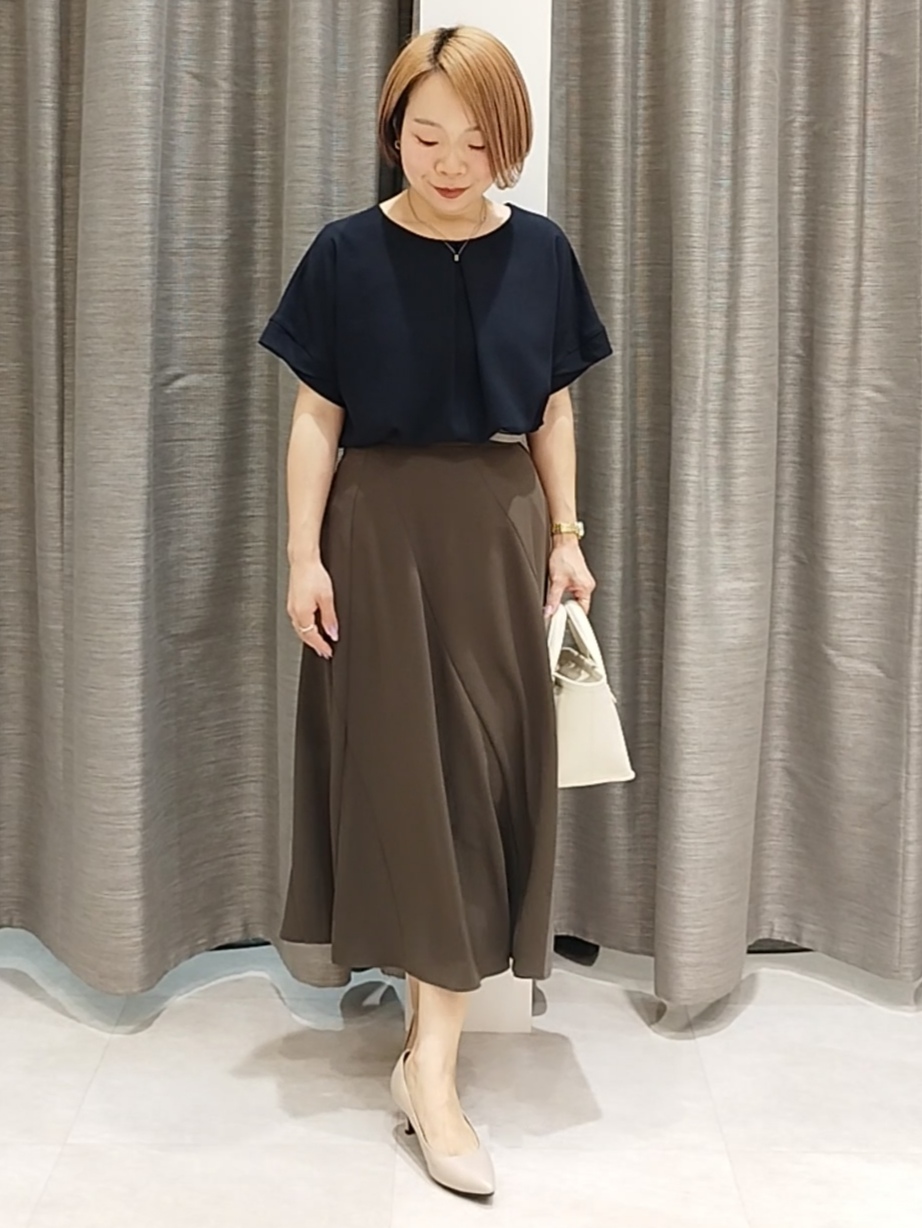 s u g iさんの「UNTITLED｜【前後2WAY/はっ水/セットアップ可】リラクシーフレンチスリーブブラウス」を使ったコーディネート