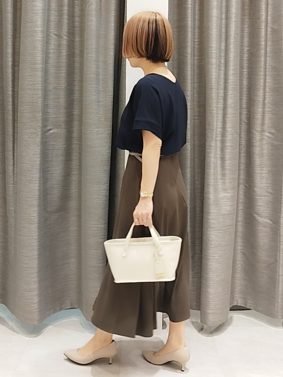 s u g iさんの「UNTITLED｜【前後2WAY/はっ水/セットアップ可】リラクシーフレンチスリーブブラウス」を使ったコーディネート