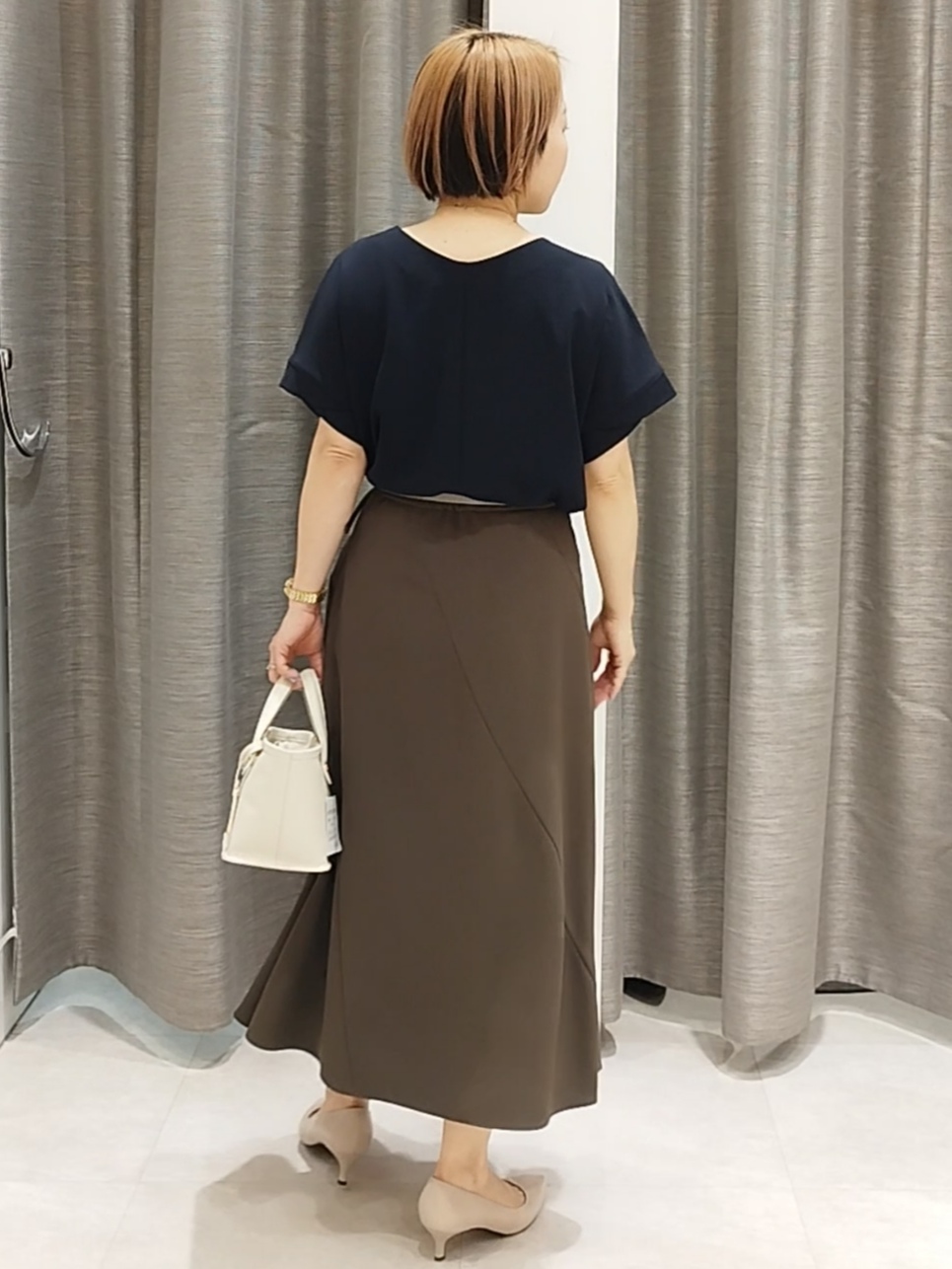 s u g iさんの「UNTITLED｜【前後2WAY/はっ水/セットアップ可】リラクシーフレンチスリーブブラウス」を使ったコーディネート