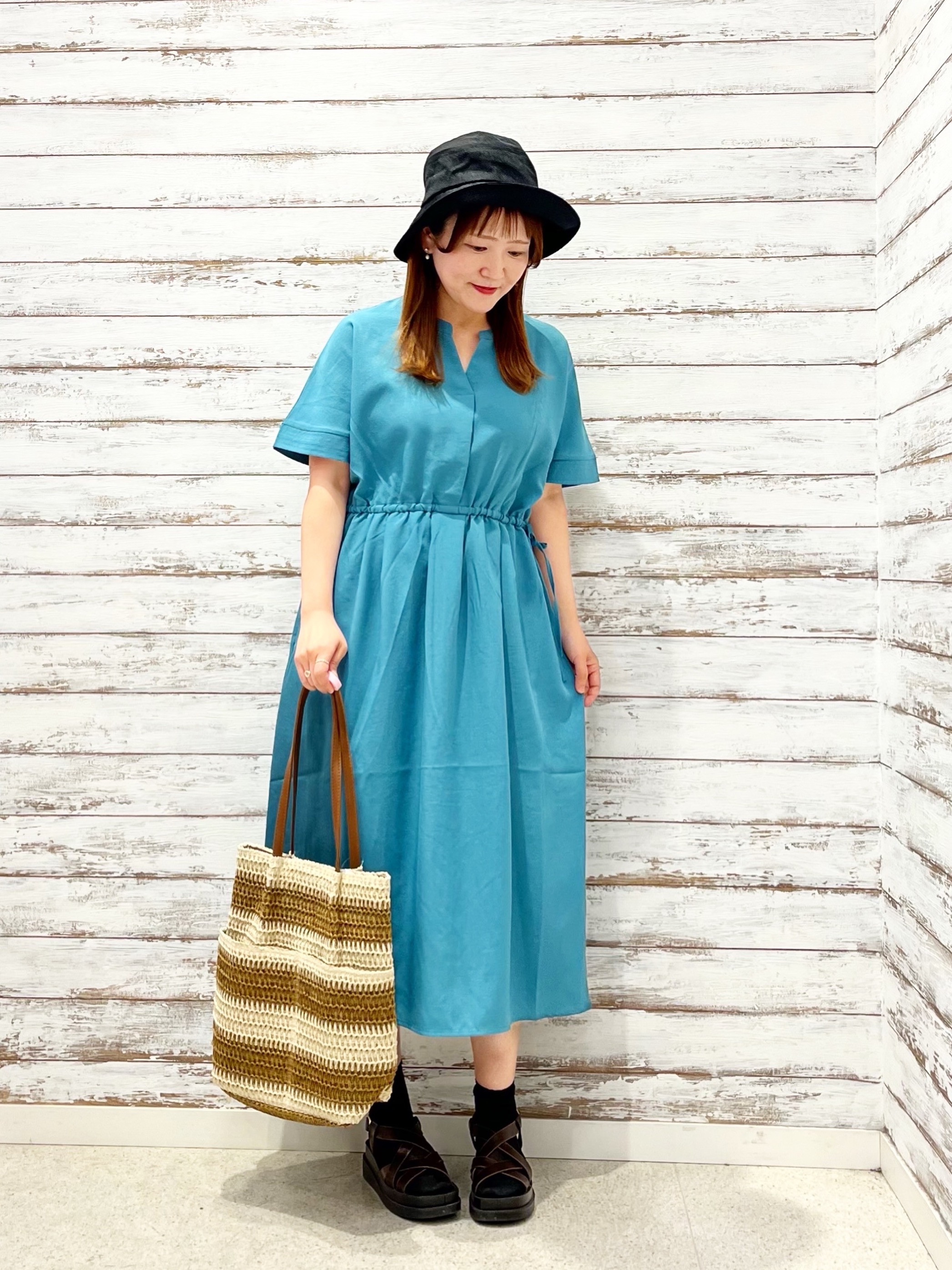 ゆっきーさんの「SHOO･LA･RUE｜【洗濯機可/体型カバー】ウエストシャーリングでお腹周りが気にならない 麻調スキッパー脇リボンワンピー」を使ったコーディネート