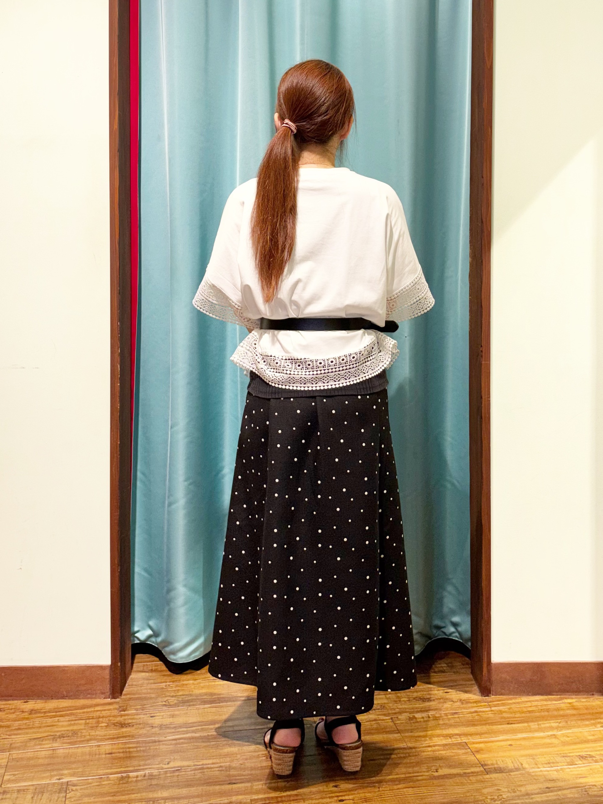 tukiさんの「SHOO･LA･RUE｜【洗濯機可/ひんやり/体型カバー/S-LL】レース使いがポイント デザインTシャツ」を使ったコーディネート