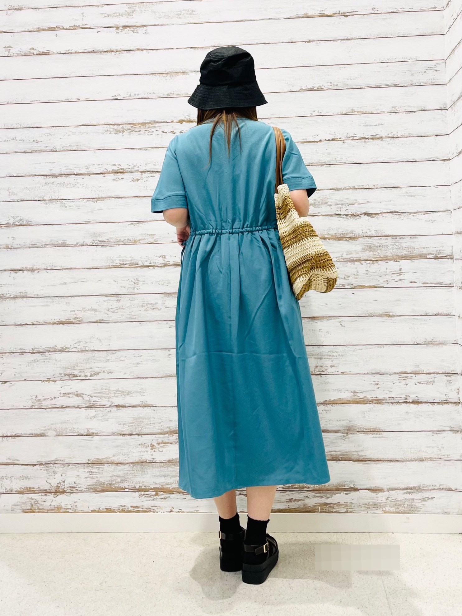 ゆっきーさんの「SHOO･LA･RUE｜【洗濯機可/体型カバー】ウエストシャーリングでお腹周りが気にならない 麻調スキッパー脇リボンワンピー」を使ったコーディネート