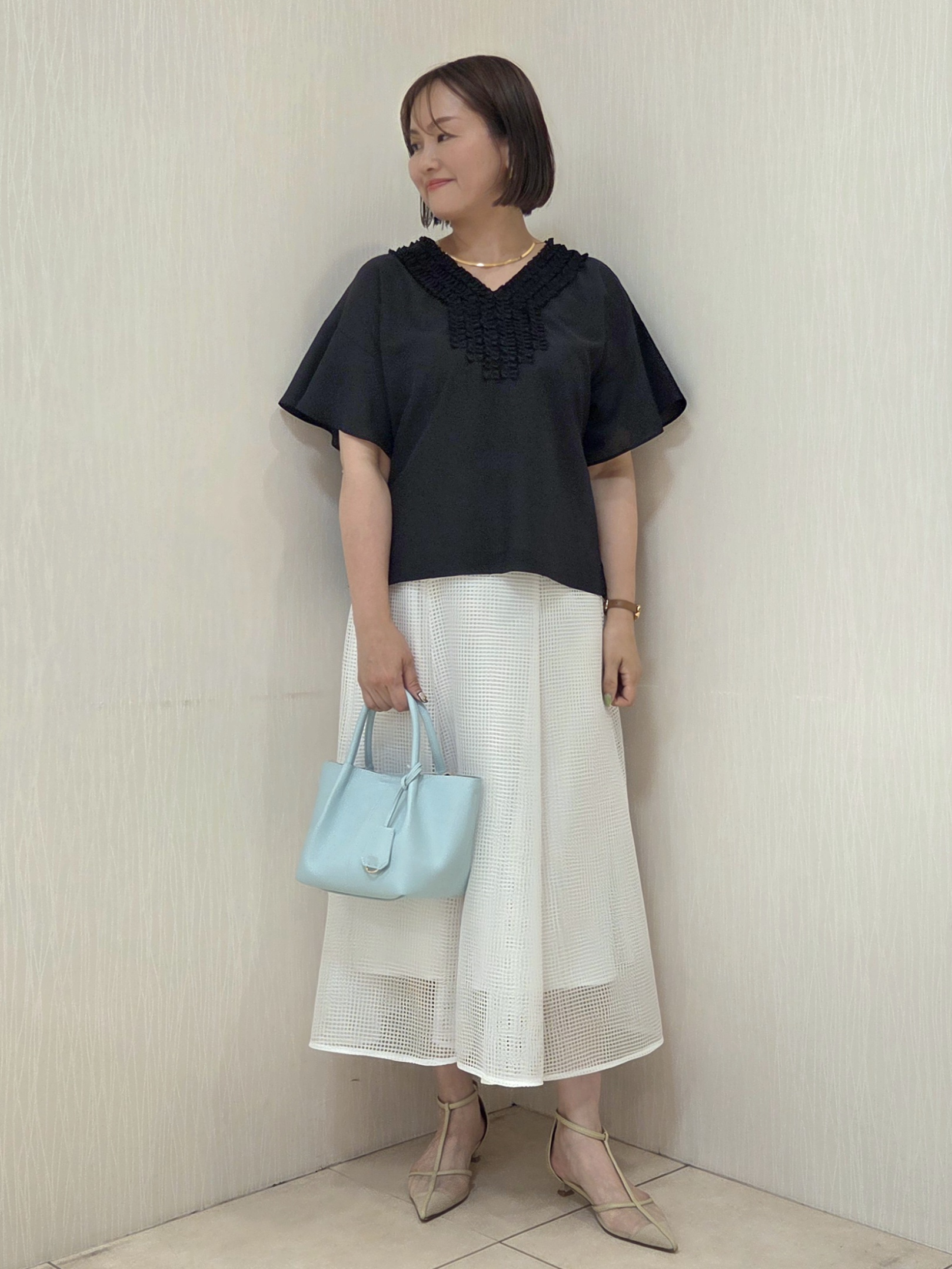 naokoさんの「UNTITLED｜【接触冷感/通気性/洗える】Vネックフリルブラウス」を使ったコーディネート