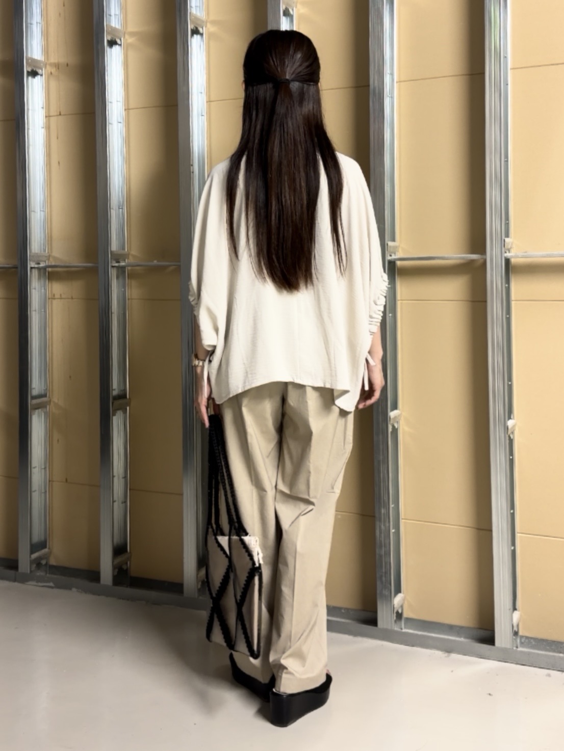 sahoさんの「THE SHOP TK｜【ひんやり/防しわ/UV/吸水速乾】袖ドロストドルマントップス」を使ったコーディネート