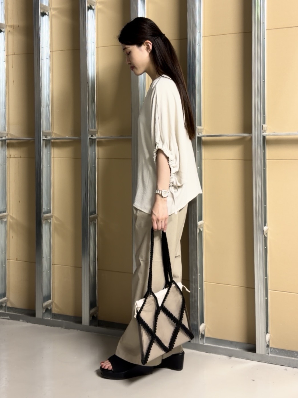sahoさんの「THE SHOP TK｜【ひんやり/防しわ/UV/吸水速乾】袖ドロストドルマントップス」を使ったコーディネート