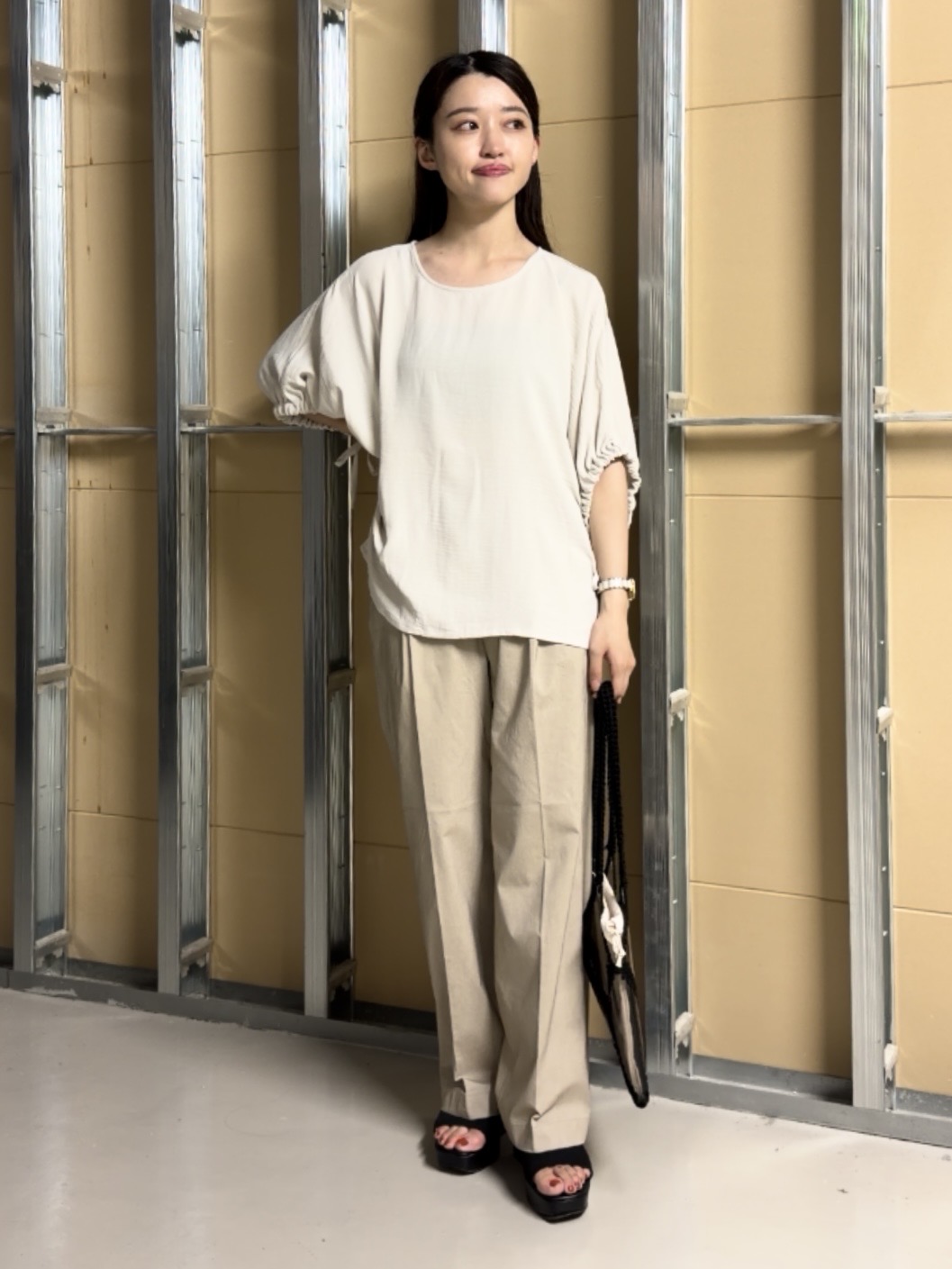 sahoさんの「THE SHOP TK｜【ひんやり/防しわ/UV/吸水速乾】袖ドロストドルマントップス」を使ったコーディネート