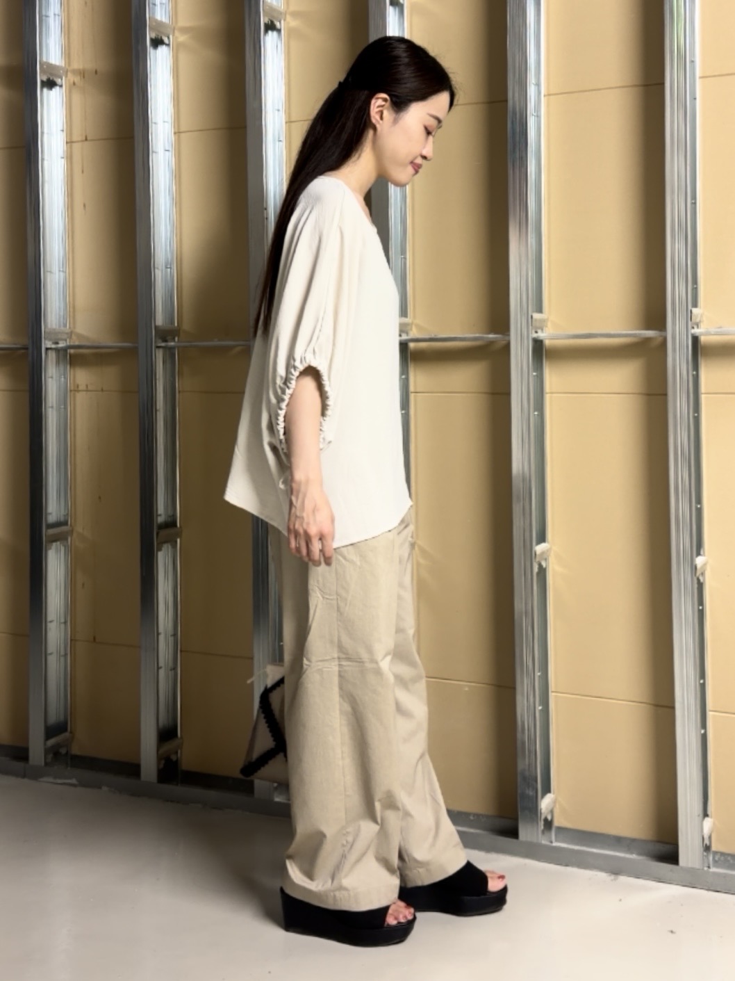 sahoさんの「THE SHOP TK｜【ひんやり/防しわ/UV/吸水速乾】袖ドロストドルマントップス」を使ったコーディネート