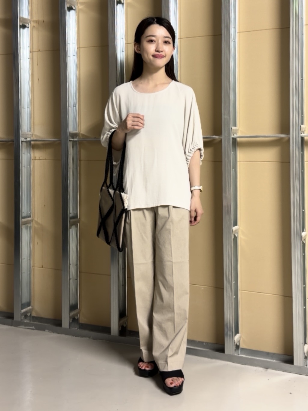 sahoさんの「THE SHOP TK｜【ひんやり/防しわ/UV/吸水速乾】袖ドロストドルマントップス」を使ったコーディネート