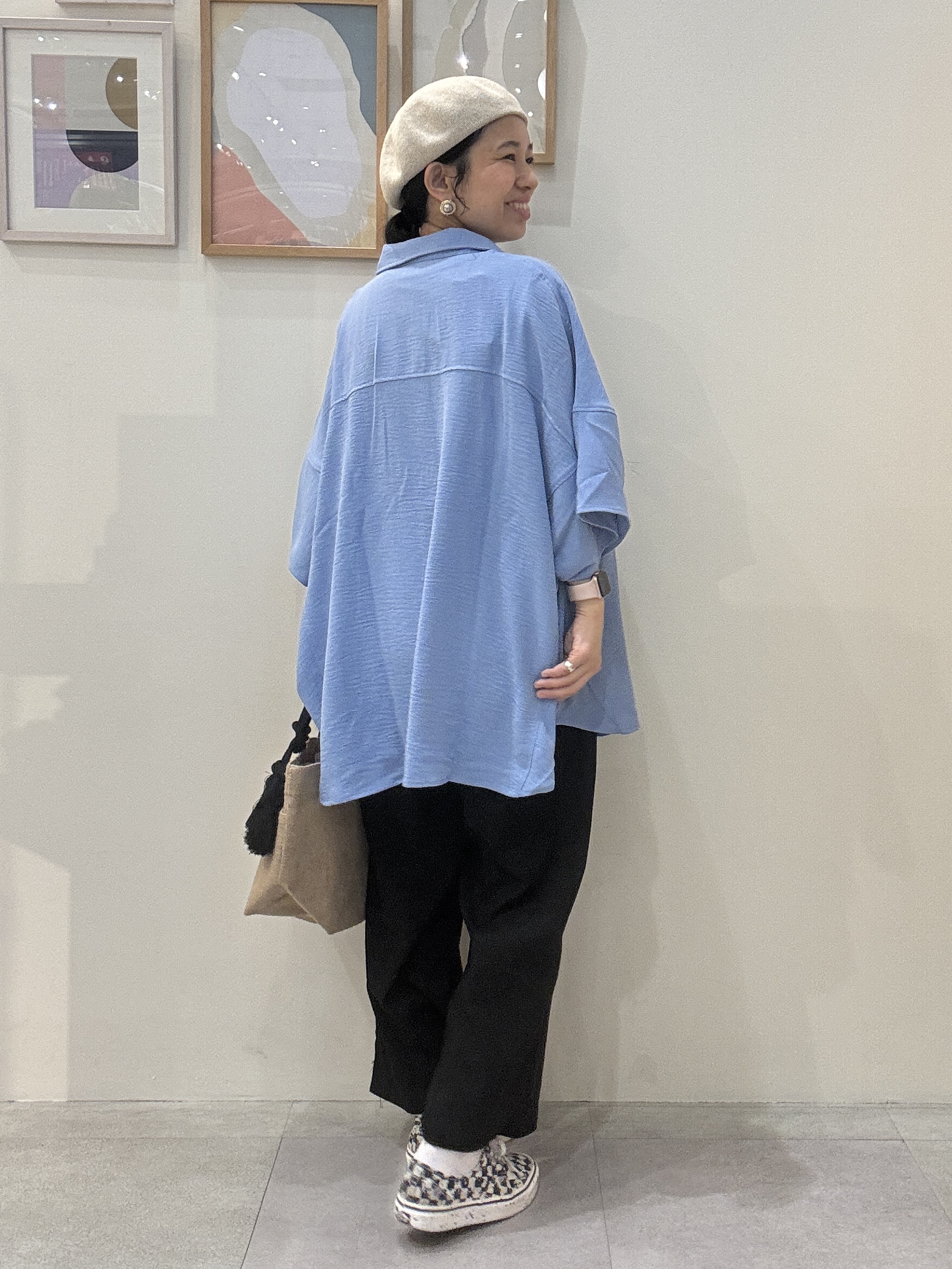 たけぴさんの「SHOO･LA･RUE｜【高レビュー/洗濯後しわになりにくい/体型カバー】きちんとゆるっと 大人の抜け感 ポンチョ風カラーシ」を使ったコーディネート