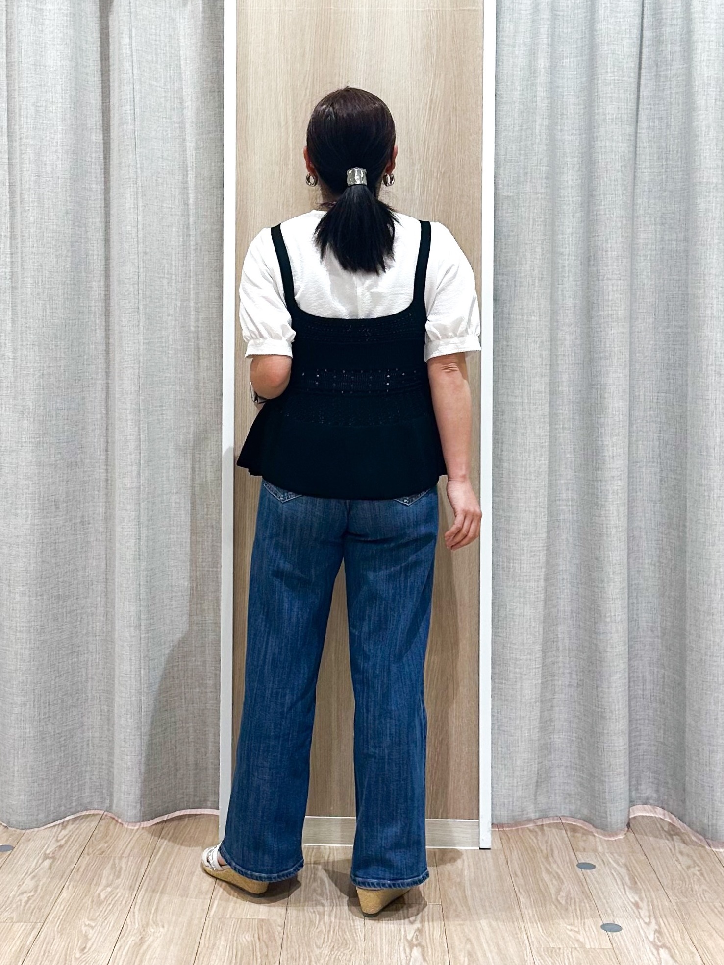 naoさんの「grove｜【2点SET】着るだけで完成、透かし編みニットビスチェ&times;ブラウス」を使ったコーディネート
