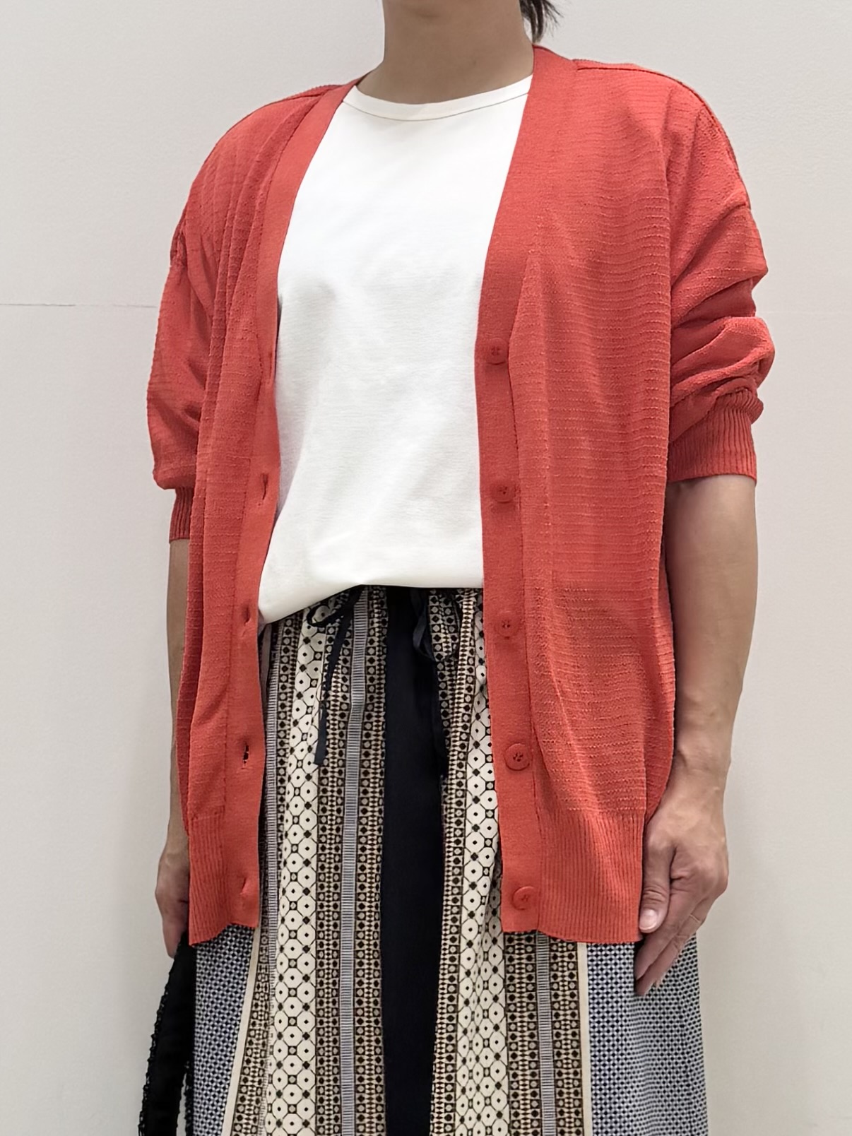 koyaさんの「Reflect｜オフボディVネックニットカーディガン」を使ったコーディネート