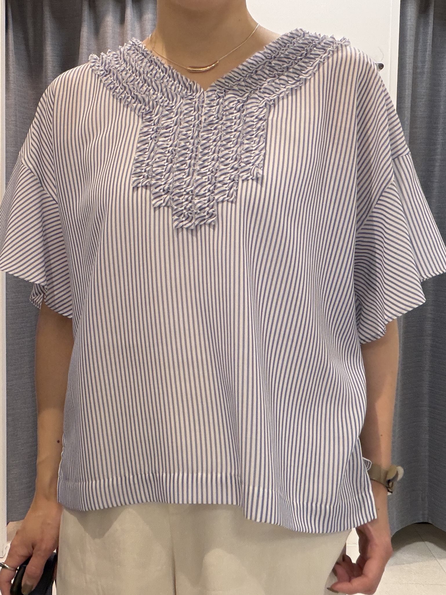 shihoさんの「INDIVI｜【接触冷感/通気性/洗える】Vネックフリルブラウス」を使ったコーディネート