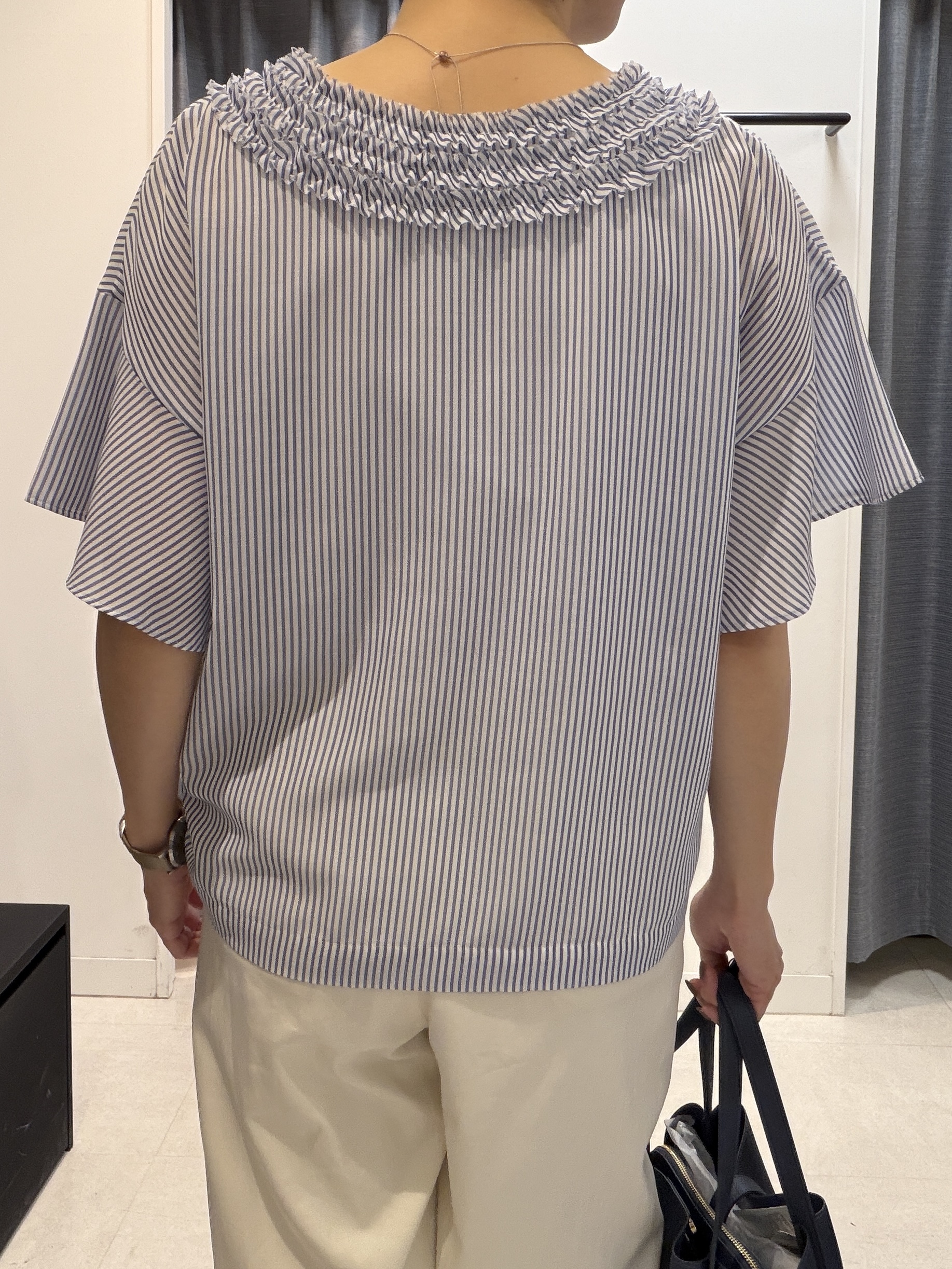 shihoさんの「INDIVI｜【接触冷感/通気性/洗える】Vネックフリルブラウス」を使ったコーディネート
