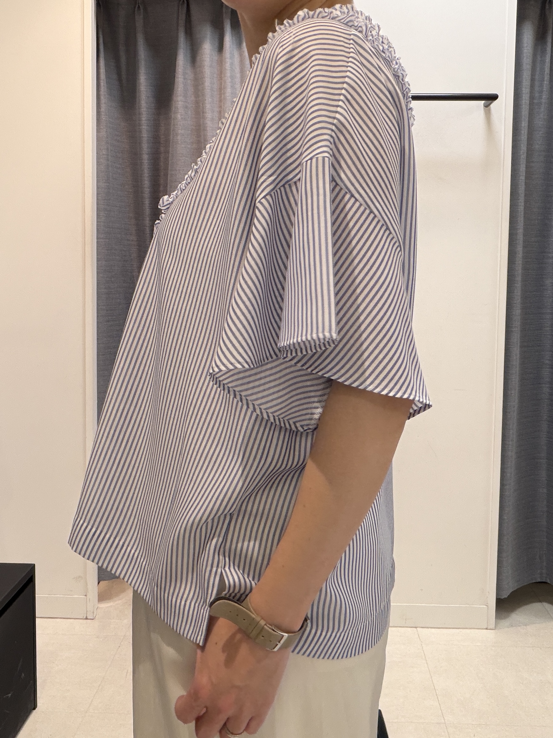 shihoさんの「INDIVI｜【接触冷感/通気性/洗える】Vネックフリルブラウス」を使ったコーディネート