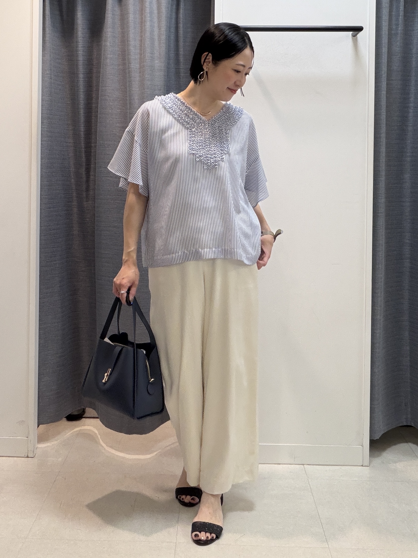 shihoさんの「INDIVI｜【接触冷感/通気性/洗える】Vネックフリルブラウス」を使ったコーディネート