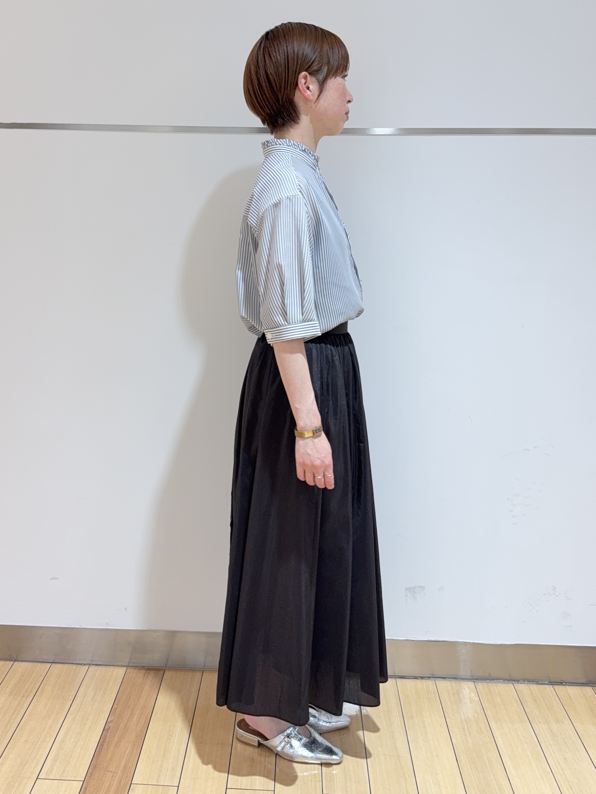 あやさんの「UNTITLED｜【接触冷感/通気性/洗える】スタンドカラーフリルブラウス」を使ったコーディネート