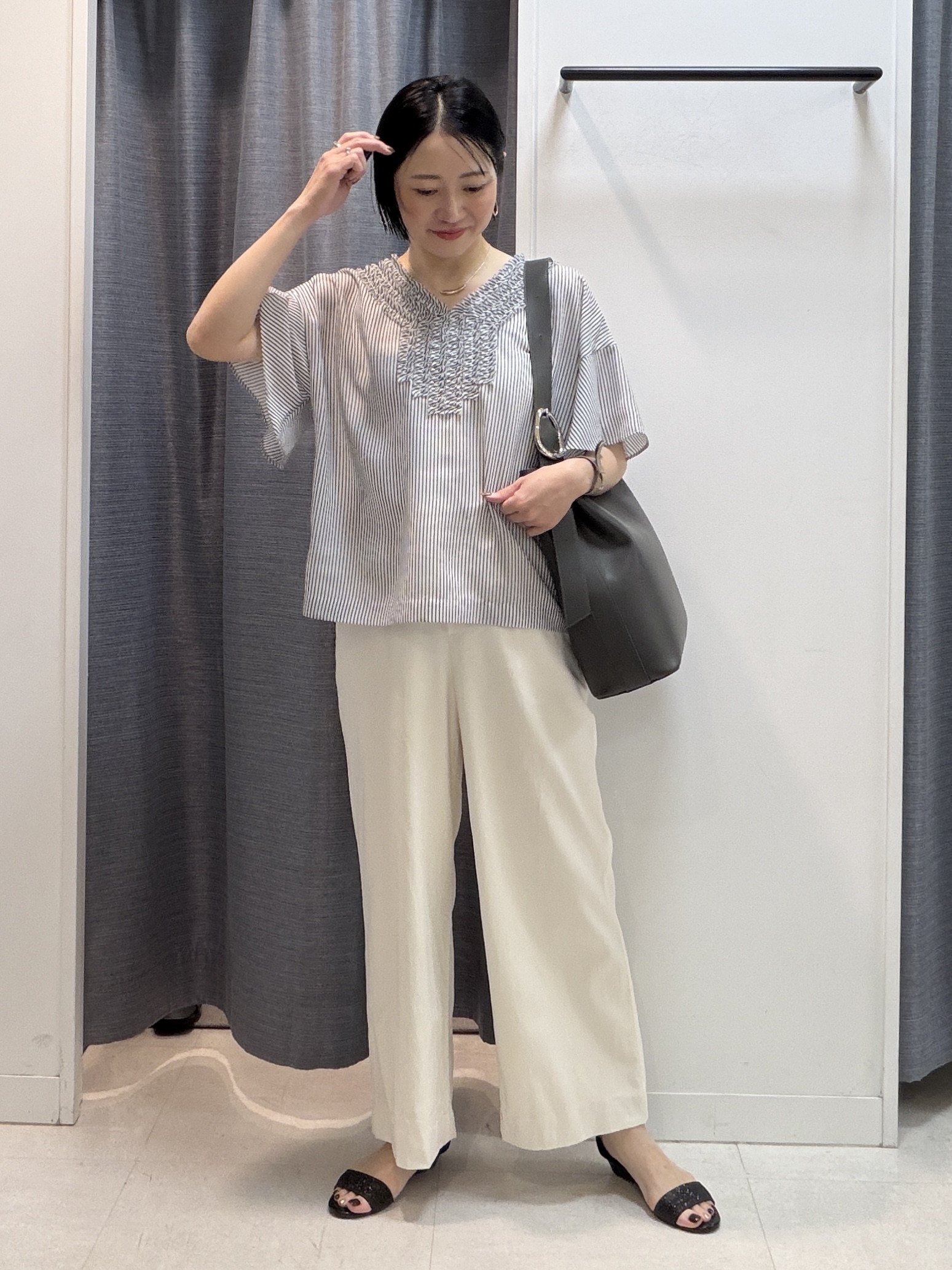 shihoさんの「INDIVI｜【接触冷感/通気性/洗える】Vネックフリルブラウス」を使ったコーディネート