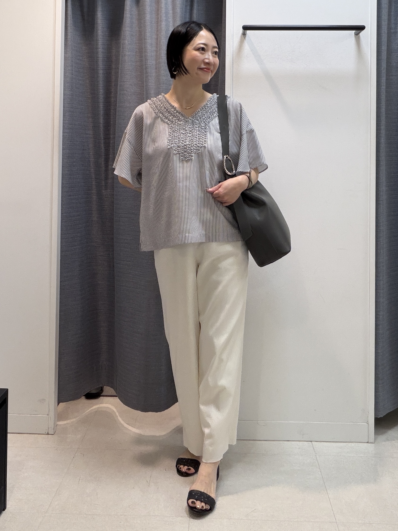 shihoさんの「INDIVI｜【接触冷感/通気性/洗える】Vネックフリルブラウス」を使ったコーディネート