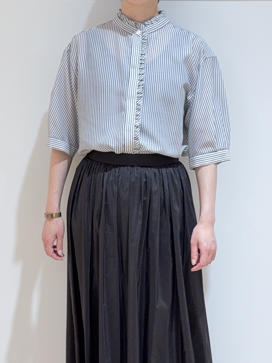 あやさんの「UNTITLED｜【接触冷感/通気性/洗える】スタンドカラーフリルブラウス」を使ったコーディネート