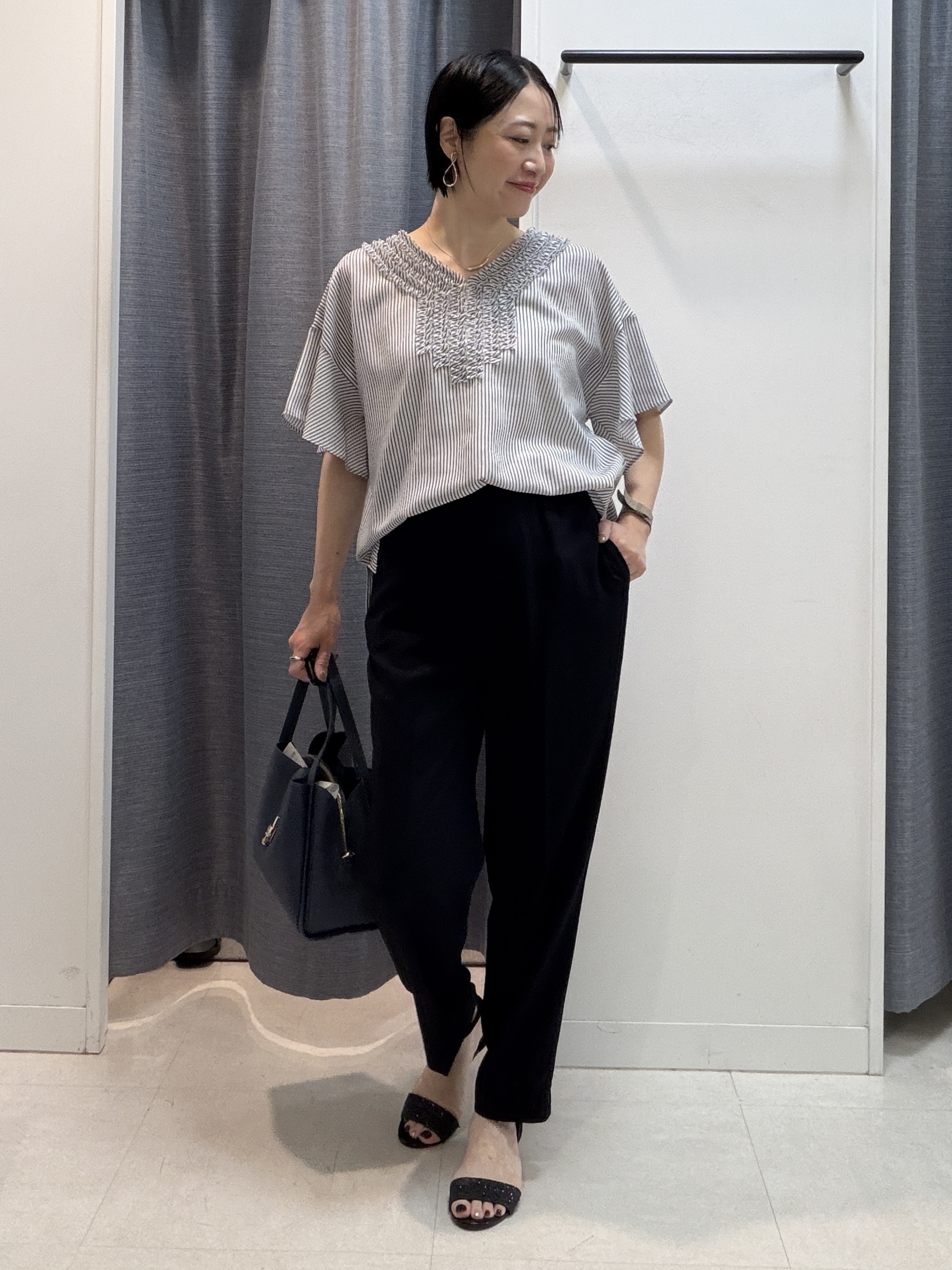 shihoさんの「INDIVI｜【接触冷感/通気性/洗える】Vネックフリルブラウス」を使ったコーディネート