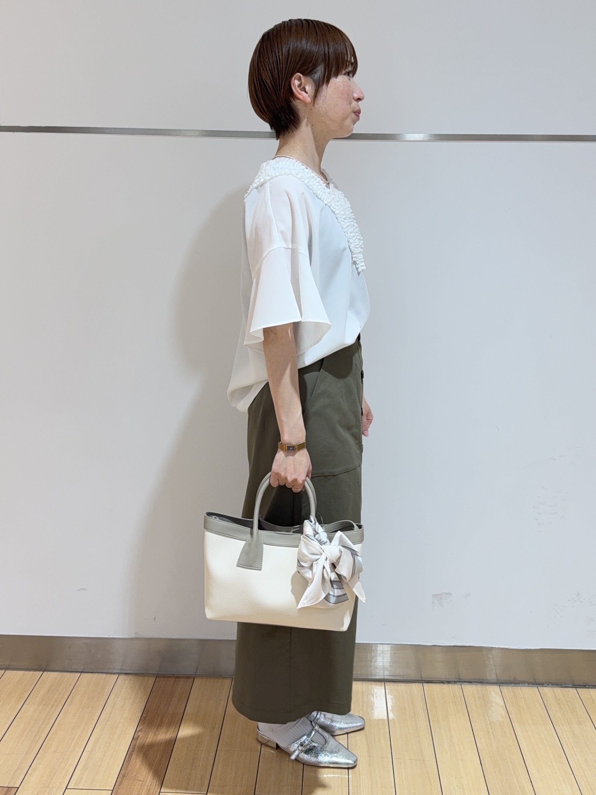 あやさんの「UNTITLED｜【接触冷感/通気性/洗える】Vネックフリルブラウス」を使ったコーディネート