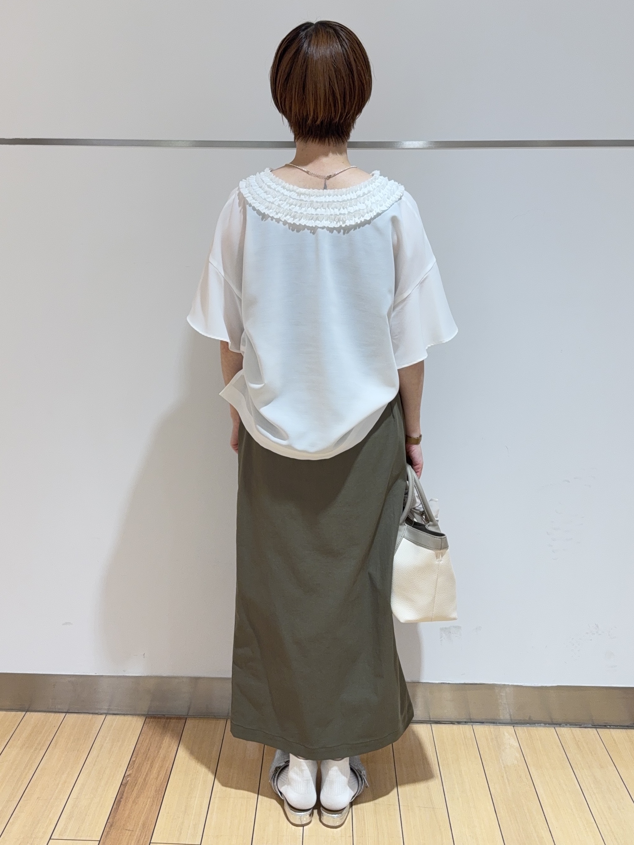 あやさんの「UNTITLED｜【接触冷感/通気性/洗える】Vネックフリルブラウス」を使ったコーディネート