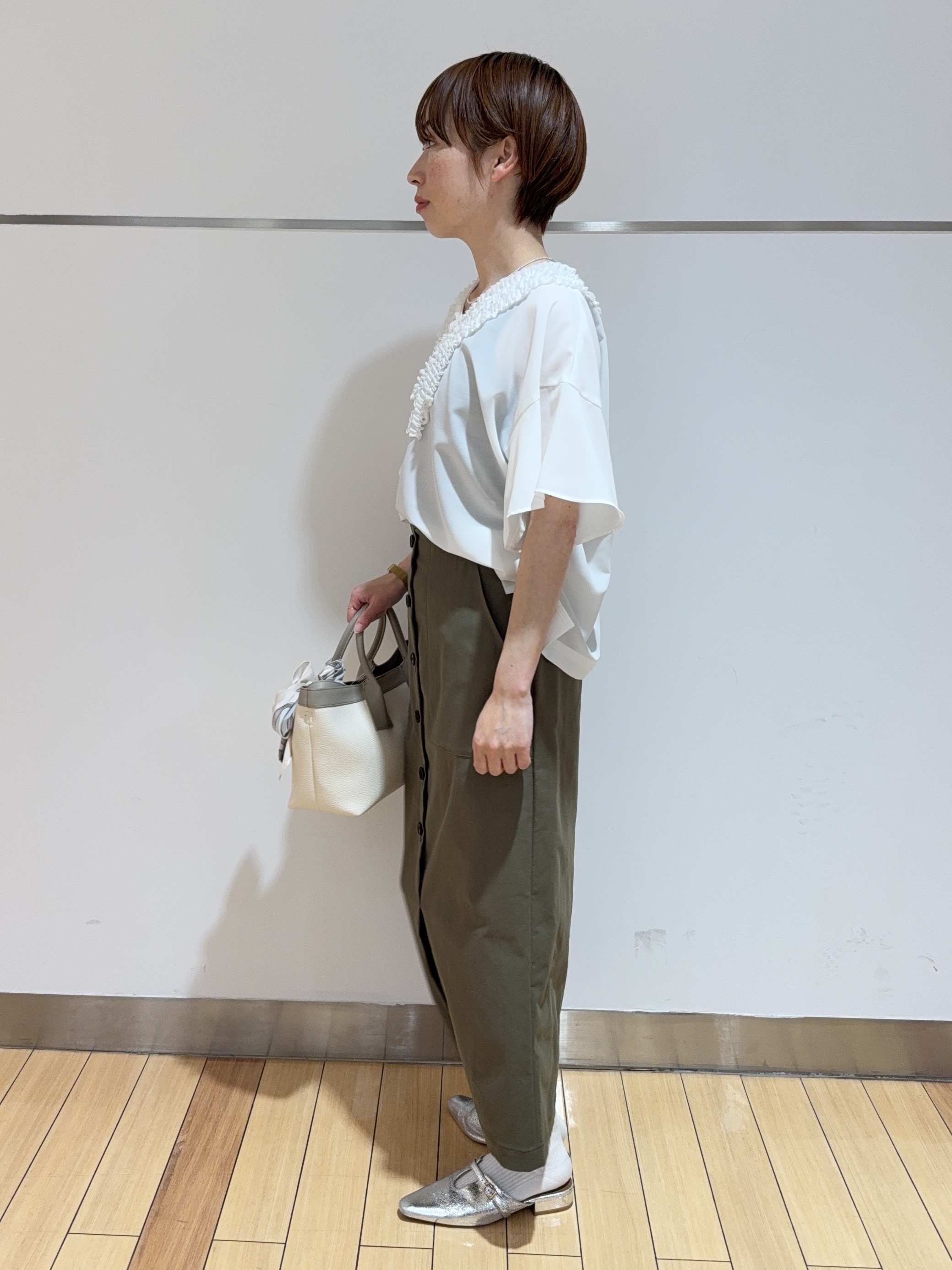 あやさんの「UNTITLED｜【接触冷感/通気性/洗える】Vネックフリルブラウス」を使ったコーディネート