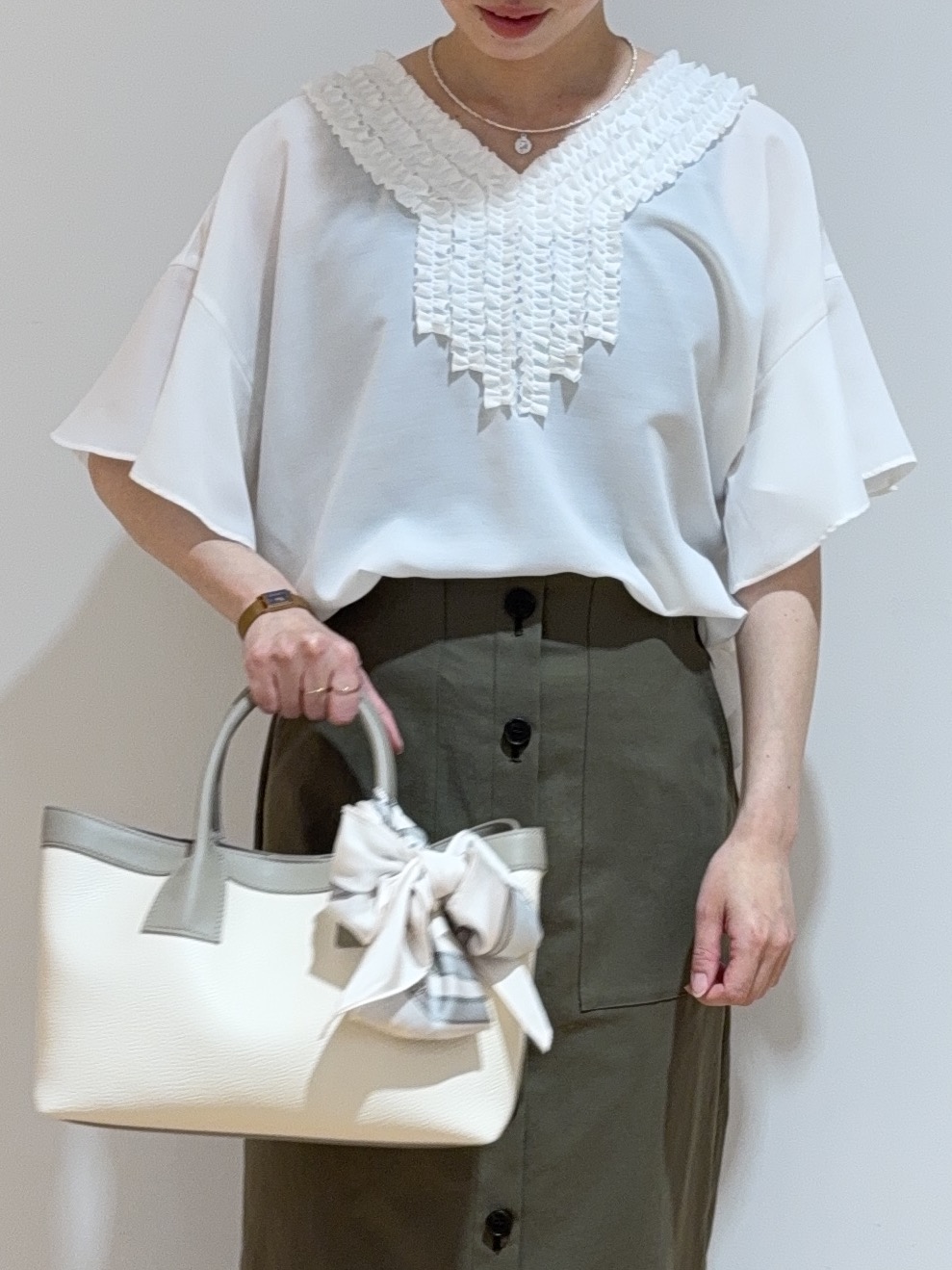 あやさんの「UNTITLED｜【接触冷感/通気性/洗える】Vネックフリルブラウス」を使ったコーディネート