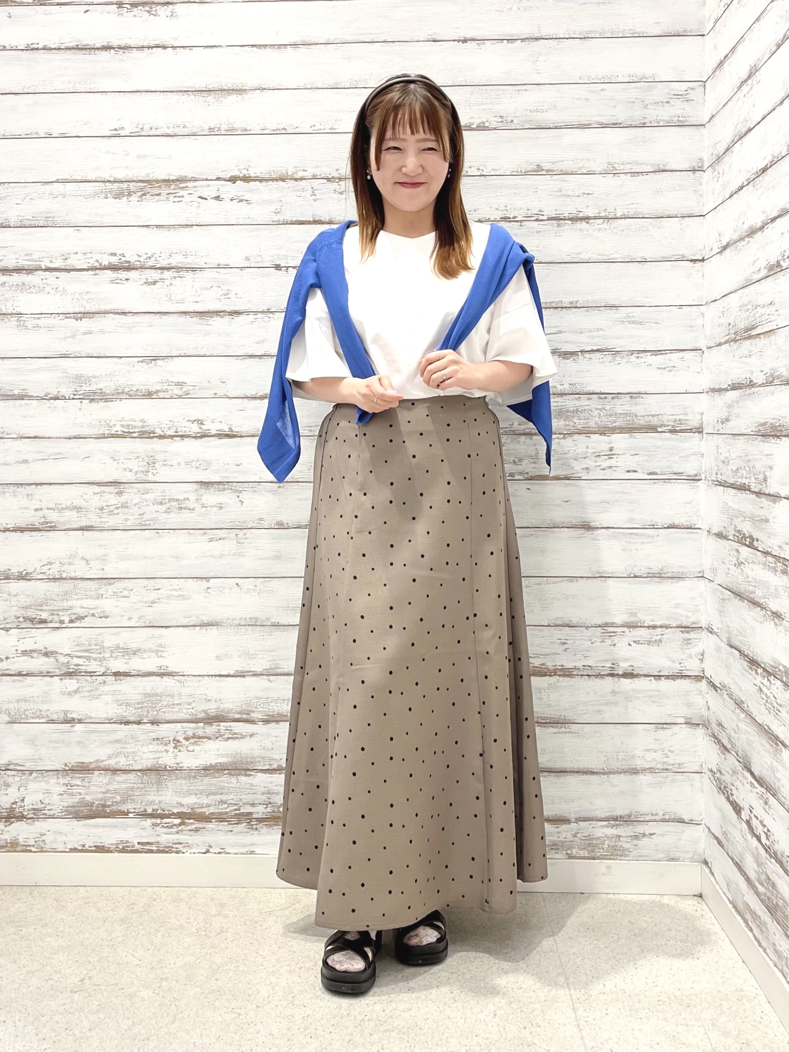 ゆっきーさんの「SHOO･LA･RUE｜【ひんやり/S-LL/体型カバー】フレアスリーブで二の腕を自然にカバー 浅VネックTシャツ」を使ったコーディネート