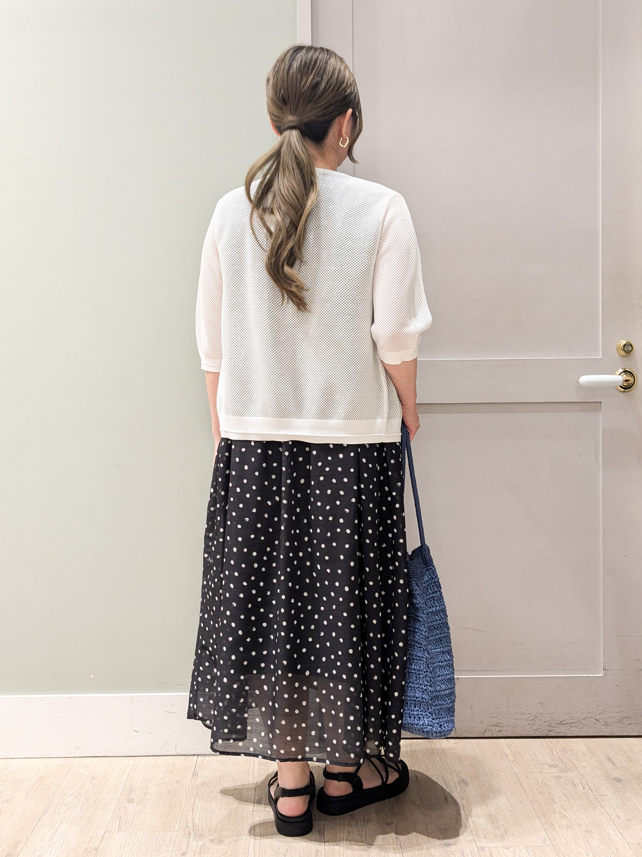 kuwawaさんの「grove｜【貴島明日香さん着用・洗える】透けない、大人のメッシュカーディガン」を使ったコーディネート