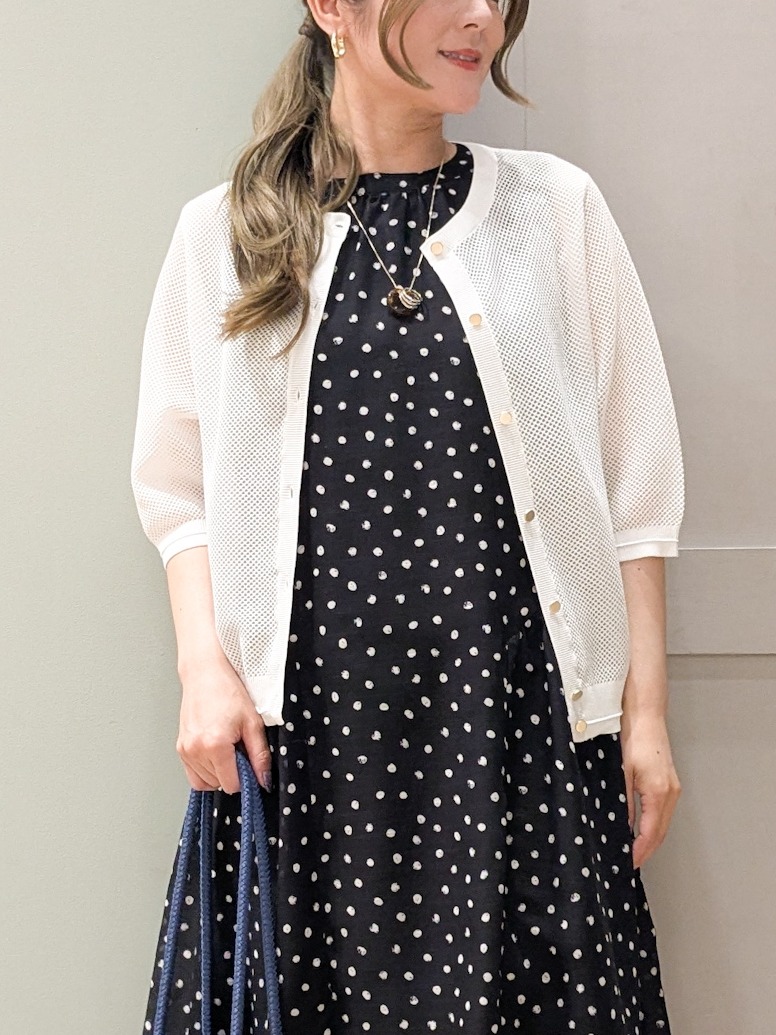 kuwawaさんの「grove｜【貴島明日香さん着用・洗える】透けない、大人のメッシュカーディガン」を使ったコーディネート