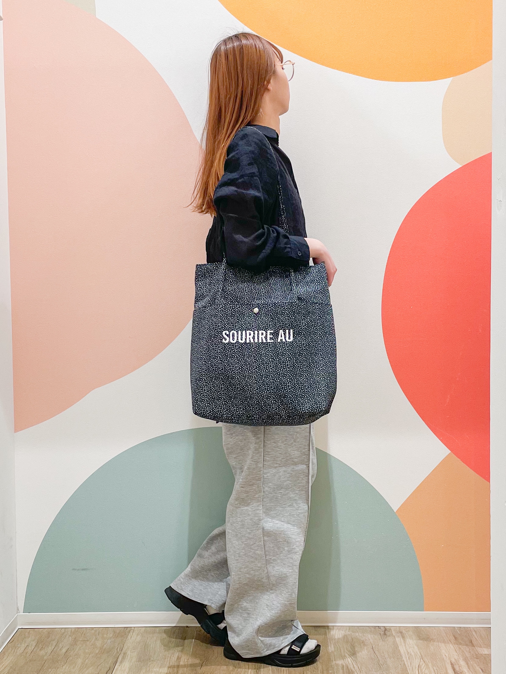 とまとさんの「SHOO･LA･RUE｜【体型カバー】ふんわり質感 やわらかこなれシアーシャツ」を使ったコーディネート