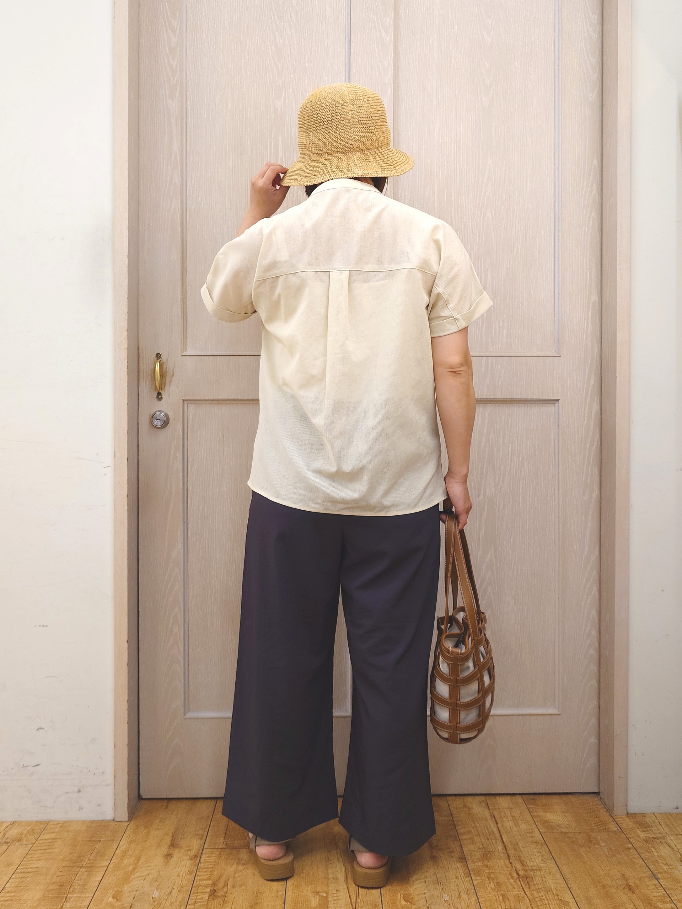 とろろさんの「SHOO･LA･RUE｜【さらり快適/洗濯機可/S-LL】風が通り抜ける 半袖バンドカラーシアーシャツ」を使ったコーディネート