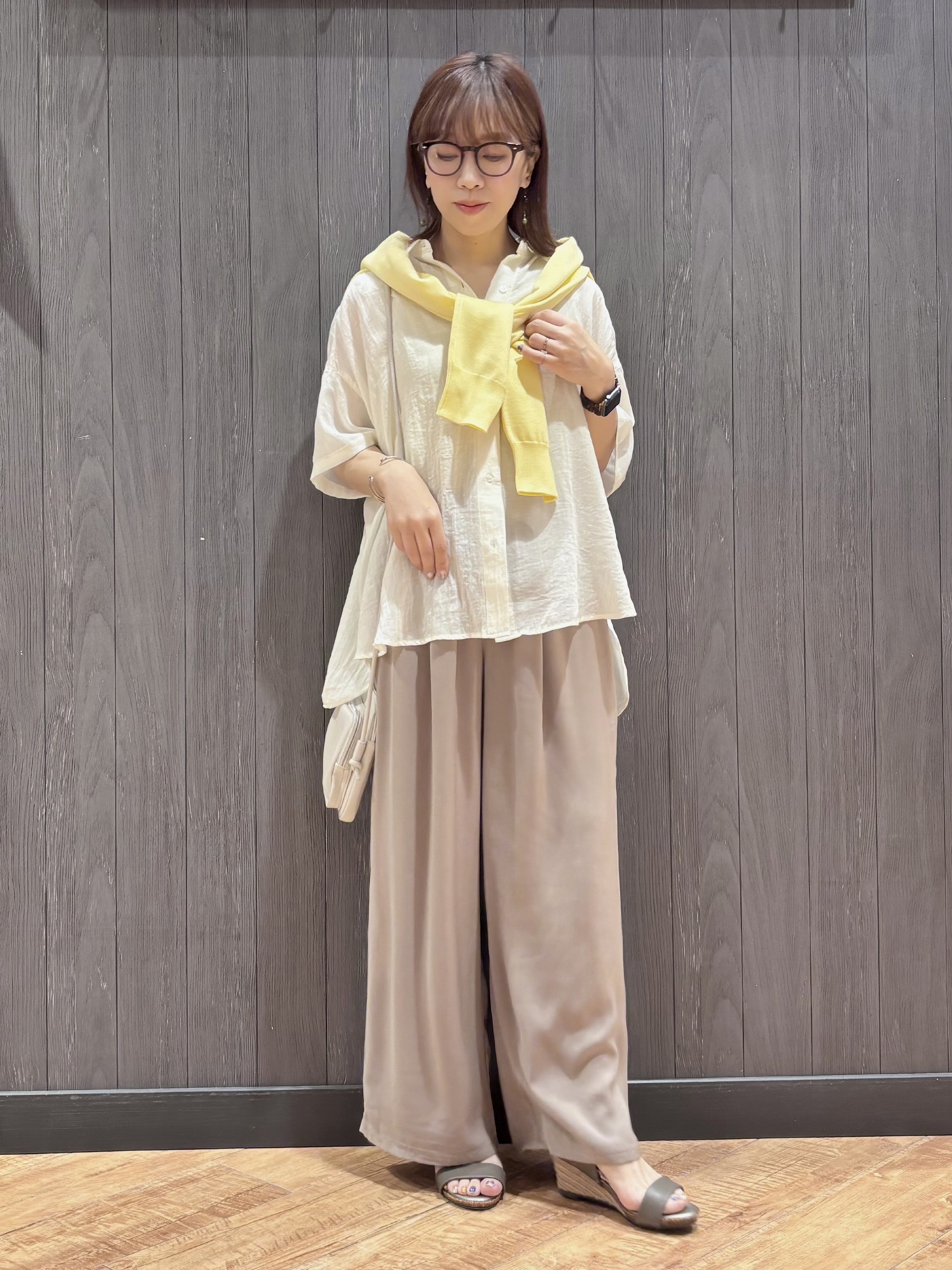 meiさんの「SHOO･LA･RUE｜【洗濯機可/アンサンブル可】パール&times;ビジューがきらめく 上品クルーネックカーディガン」を使ったコーディネート