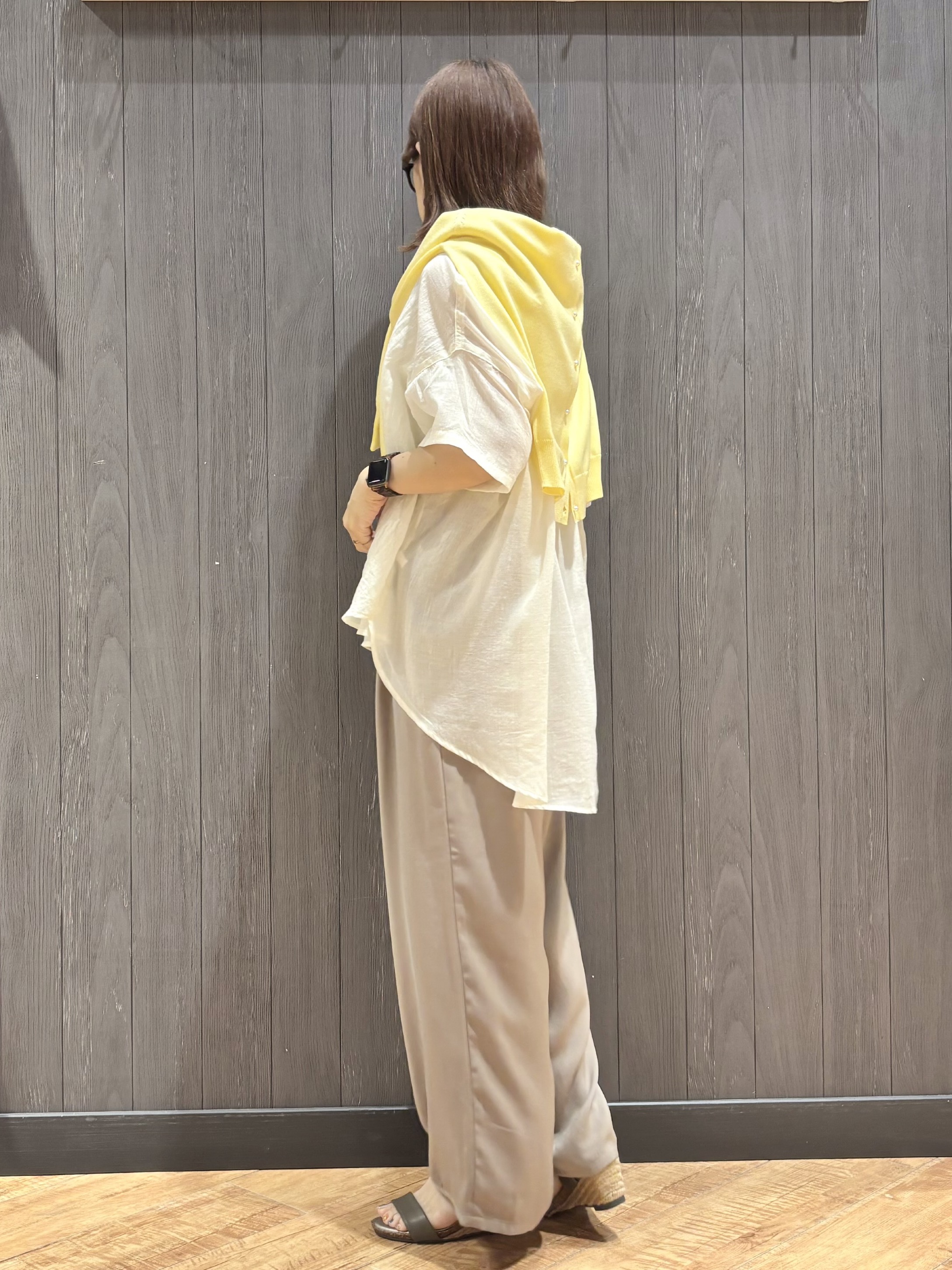 meiさんの「SHOO･LA･RUE｜【洗濯機可/アンサンブル可】パール&times;ビジューがきらめく 上品クルーネックカーディガン」を使ったコーディネート
