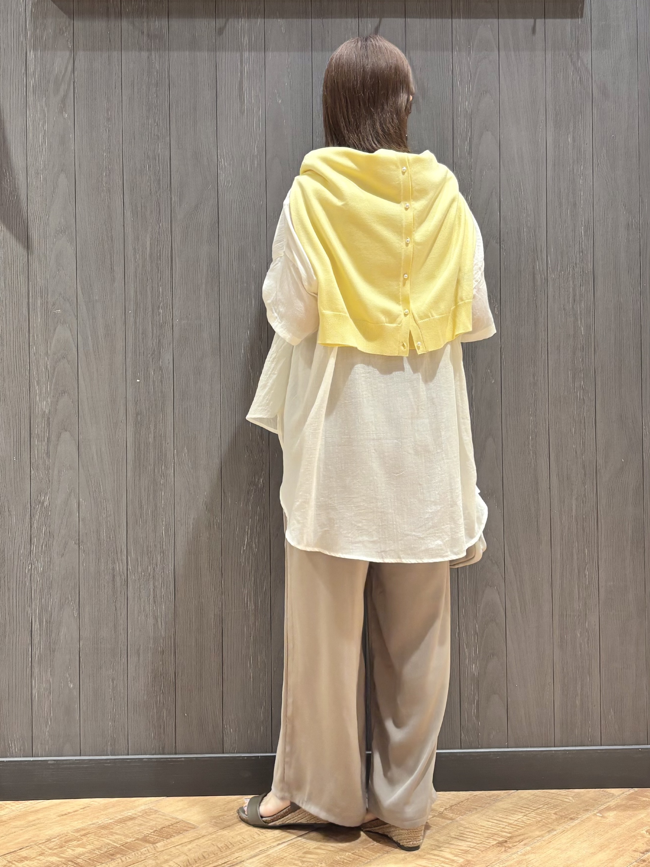 meiさんの「SHOO･LA･RUE｜【洗濯機可/アンサンブル可】パール&times;ビジューがきらめく 上品クルーネックカーディガン」を使ったコーディネート