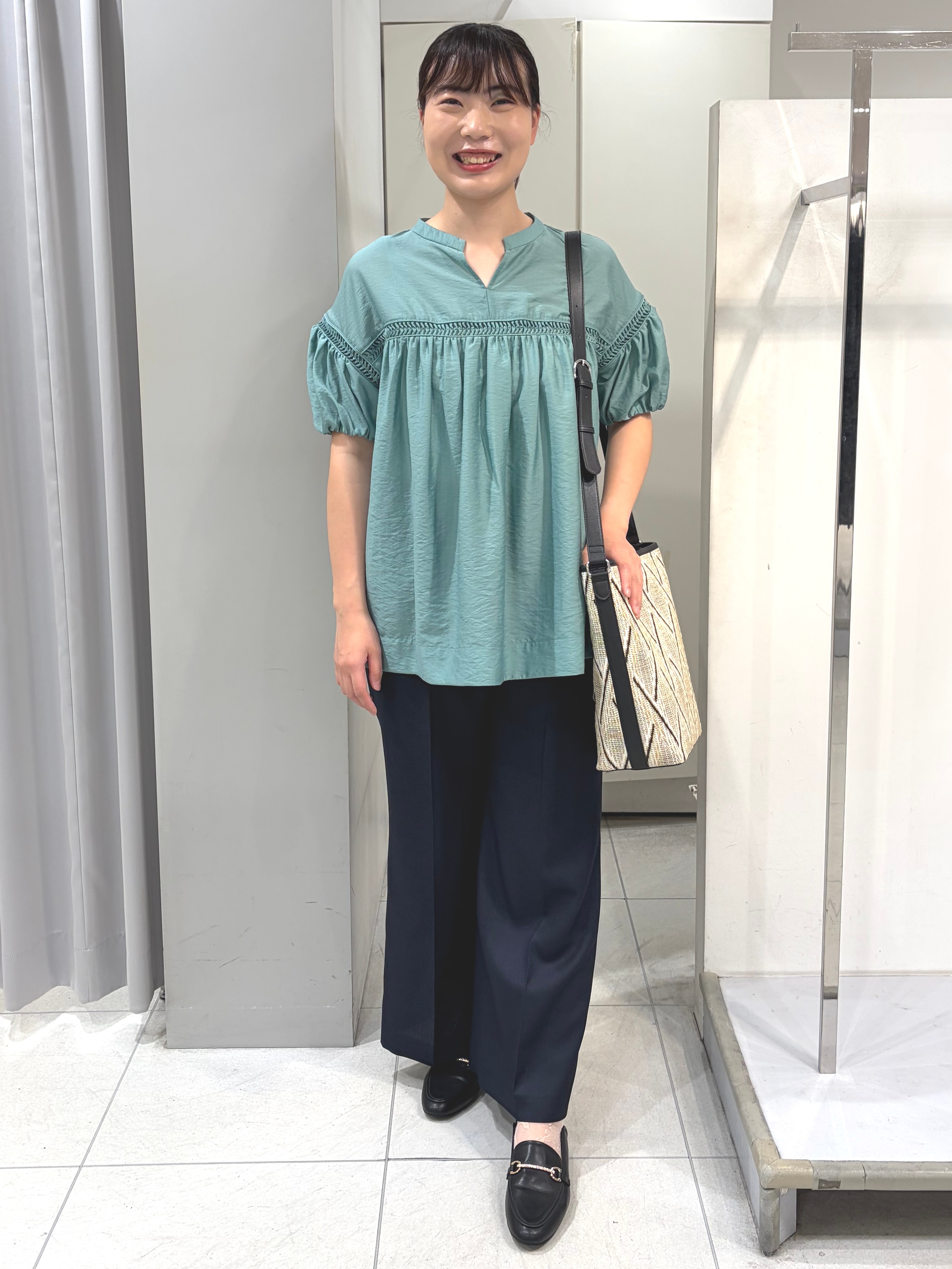 AZUSAさんの「Reflect｜ボリュームスリーブオフボディブラウス」を使ったコーディネート