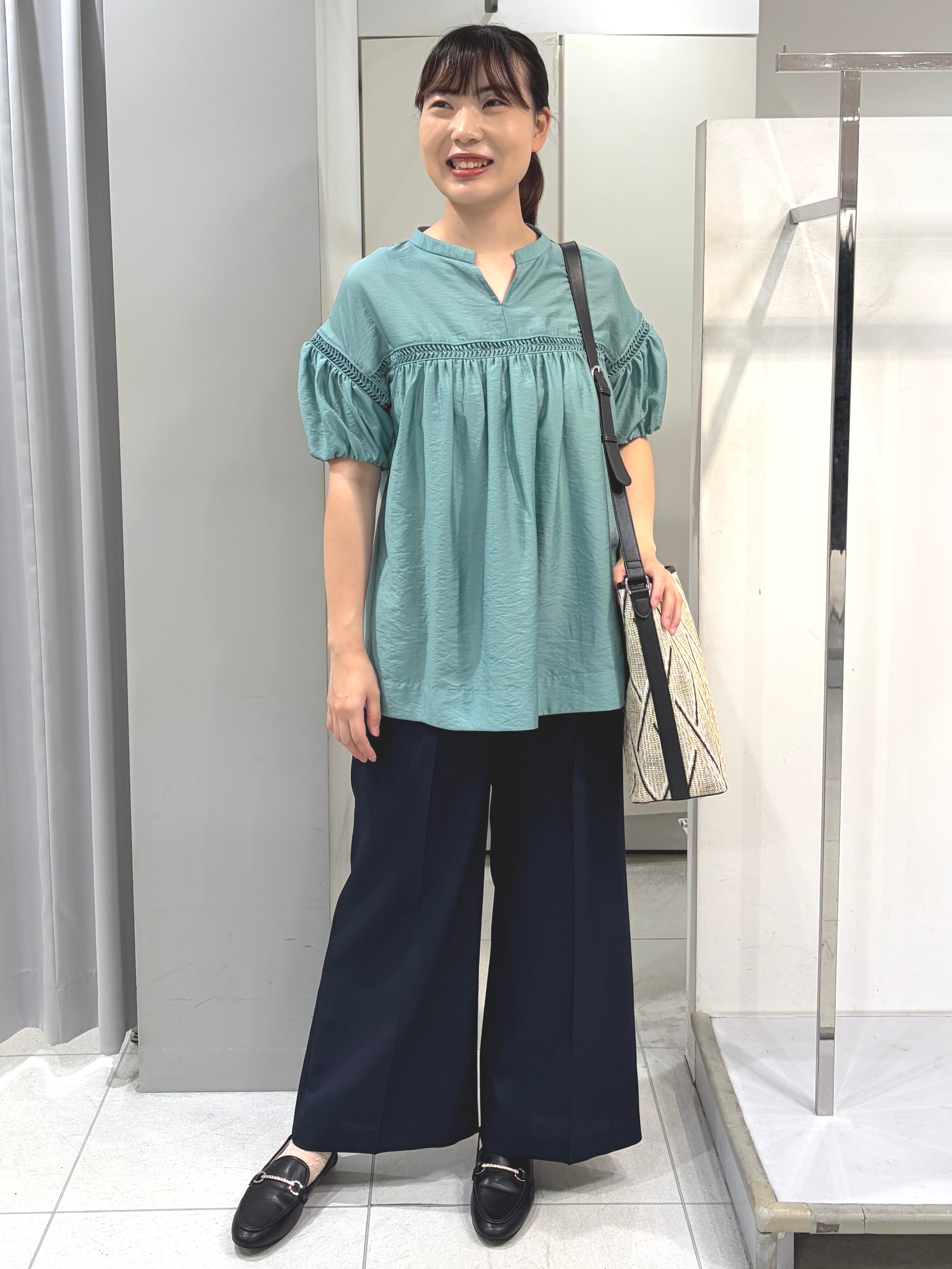 AZUSAさんの「Reflect｜ボリュームスリーブオフボディブラウス」を使ったコーディネート