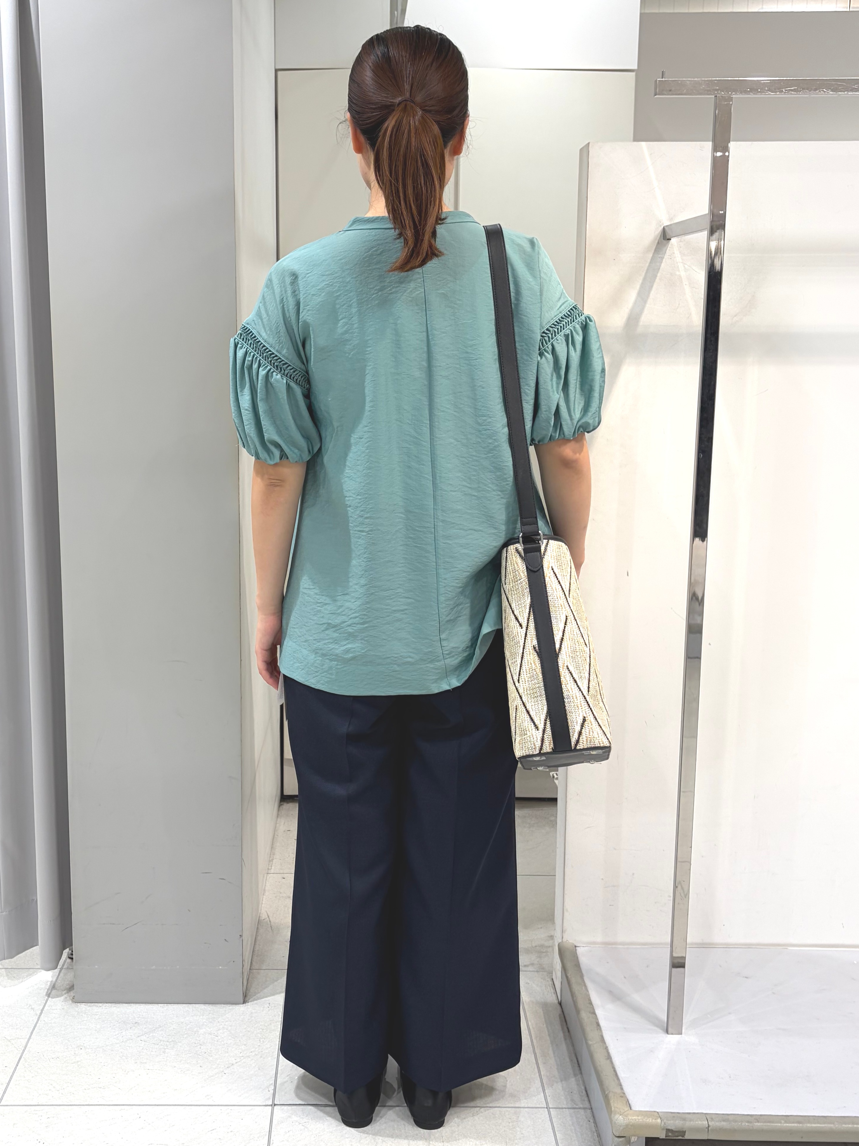 AZUSAさんの「Reflect｜ボリュームスリーブオフボディブラウス」を使ったコーディネート