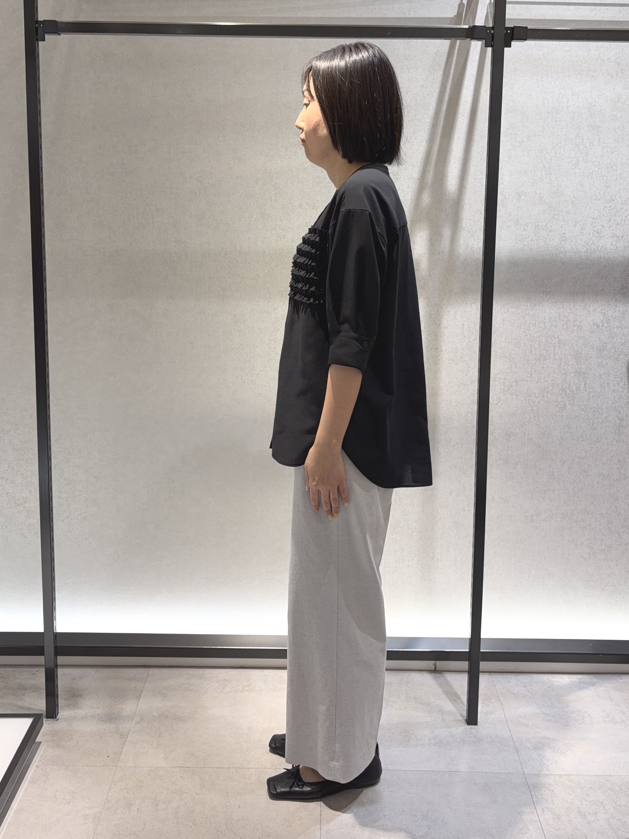わたなべさんの「UNTITLED｜【接触冷感/通気性/洗える】フロントフリルブラウス」を使ったコーディネート