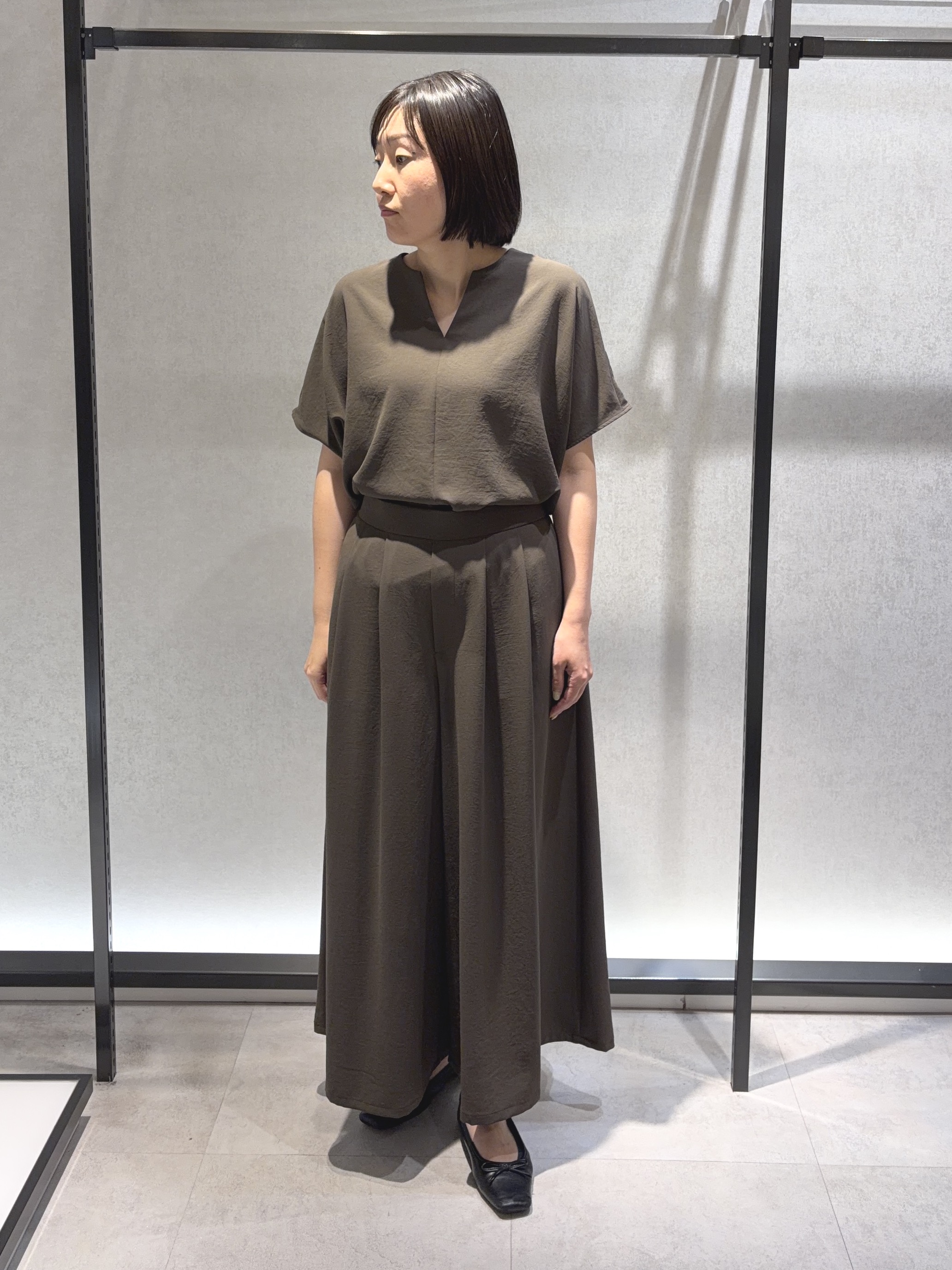 わたなべさんの「UNTITLED｜【UV/接触冷感/セットアップ可】リラクシーキーVネックブラウス」を使ったコーディネート