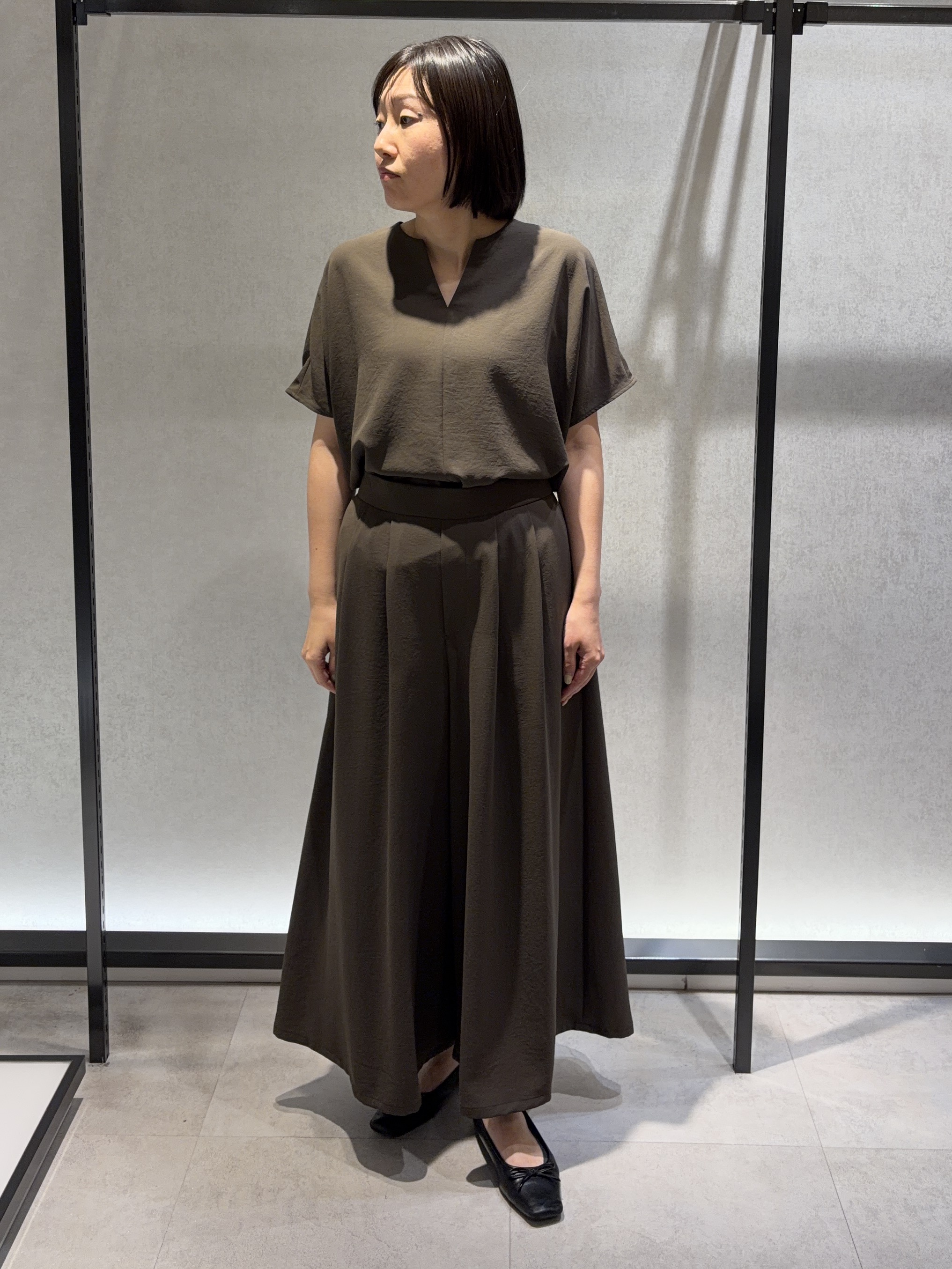 わたなべさんの「UNTITLED｜【UV/接触冷感/セットアップ可】リラクシーキーVネックブラウス」を使ったコーディネート