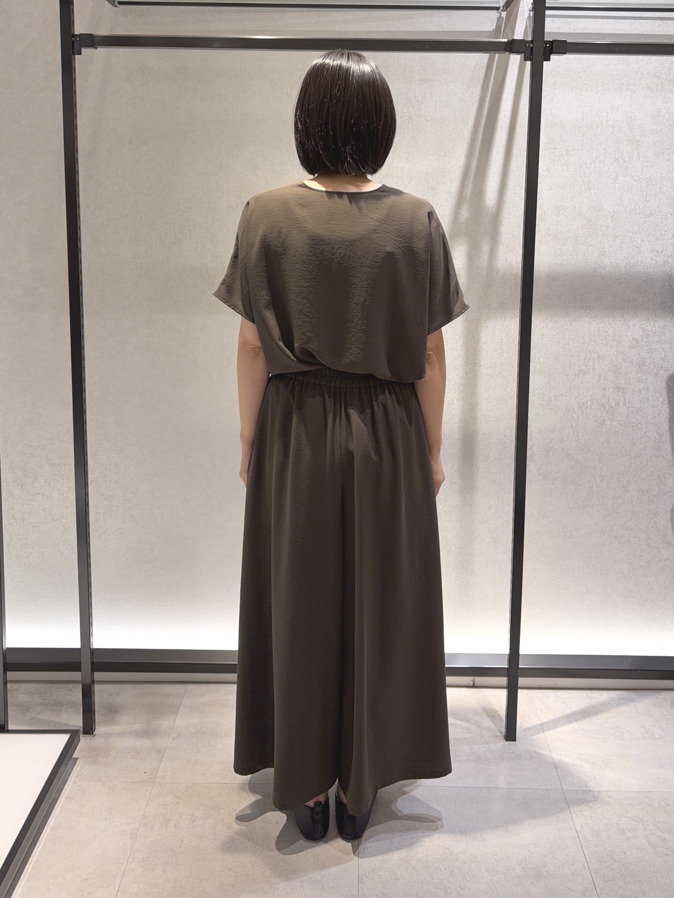わたなべさんの「UNTITLED｜【UV/接触冷感/セットアップ可】リラクシーキーVネックブラウス」を使ったコーディネート