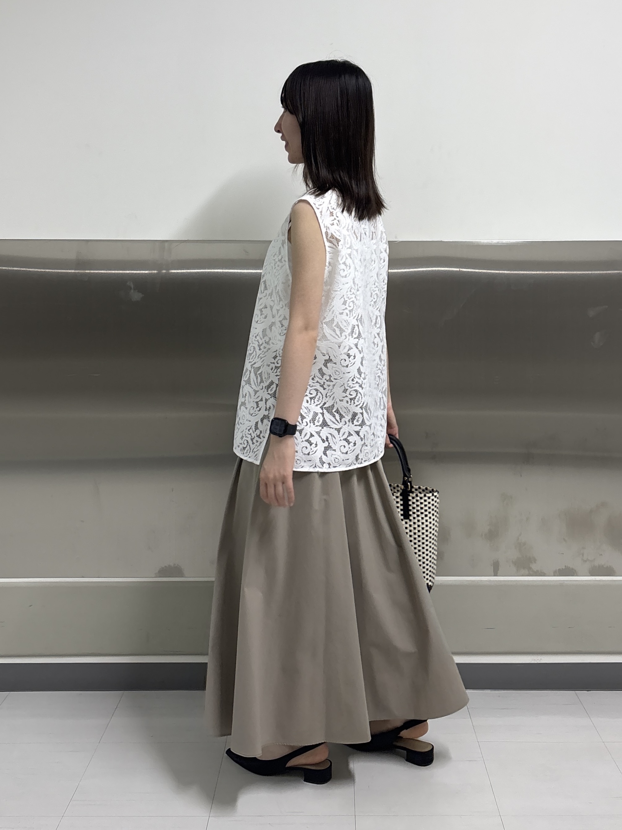 Yoshimiさんの「INDIVI｜【撥水／UVケア／SETUP可能】軽量マキシ丈タックスカート」を使ったコーディネート