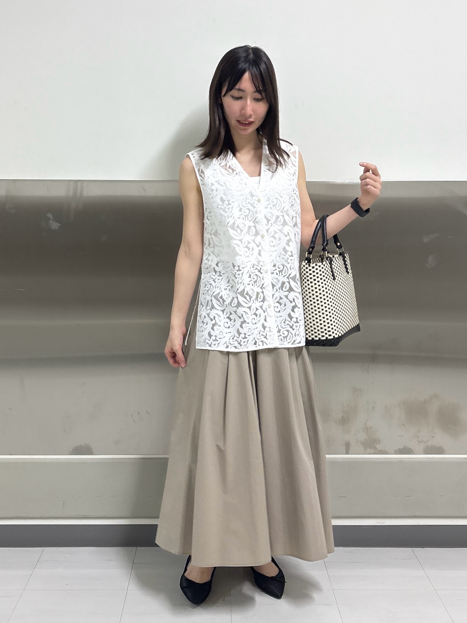 Yoshimiさんの「INDIVI｜【撥水／UVケア／SETUP可能】軽量マキシ丈タックスカート」を使ったコーディネート