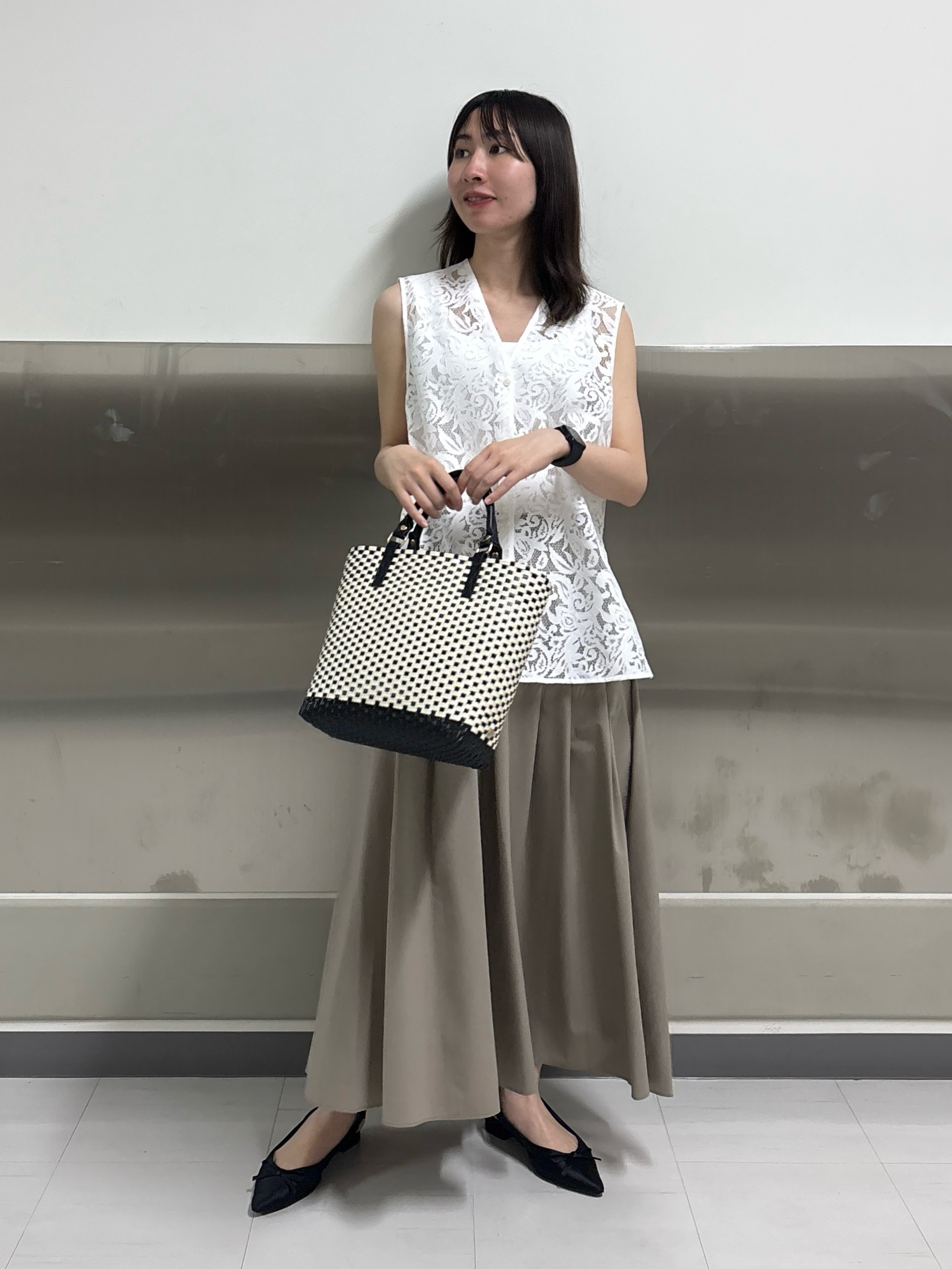 Yoshimiさんの「INDIVI｜【撥水／UVケア／SETUP可能】軽量マキシ丈タックスカート」を使ったコーディネート